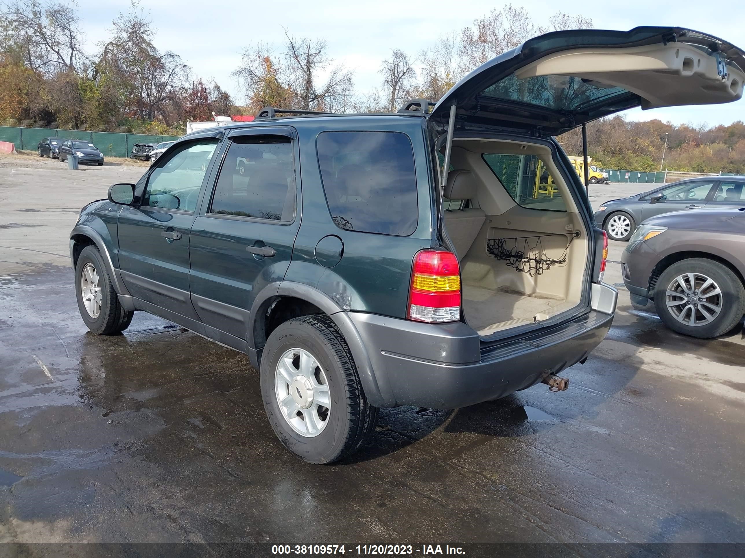 Photo 2 VIN: 1FMYU93193KB82897 - FORD ESCAPE 