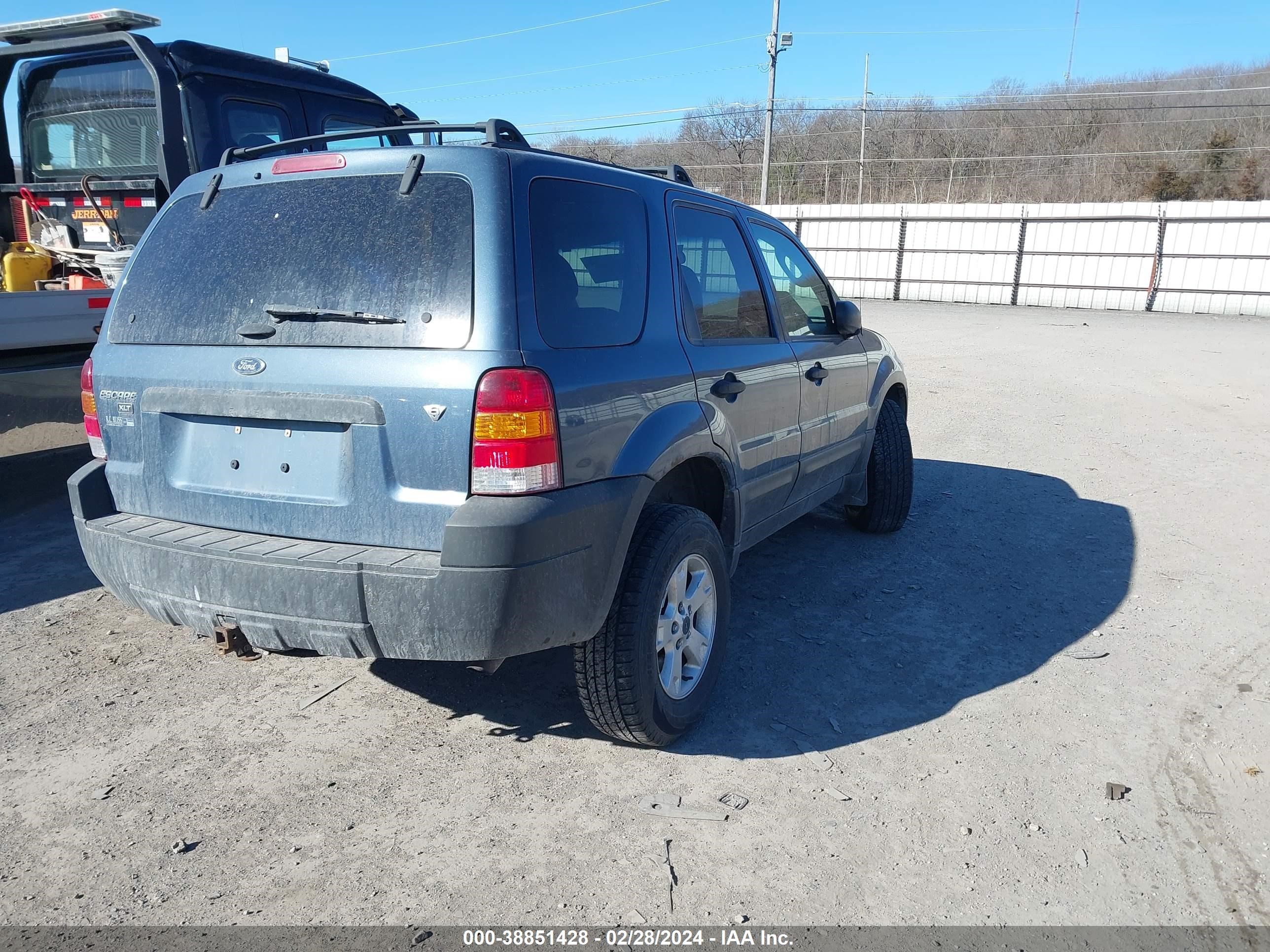 Photo 3 VIN: 1FMYU93195KB32746 - FORD ESCAPE 