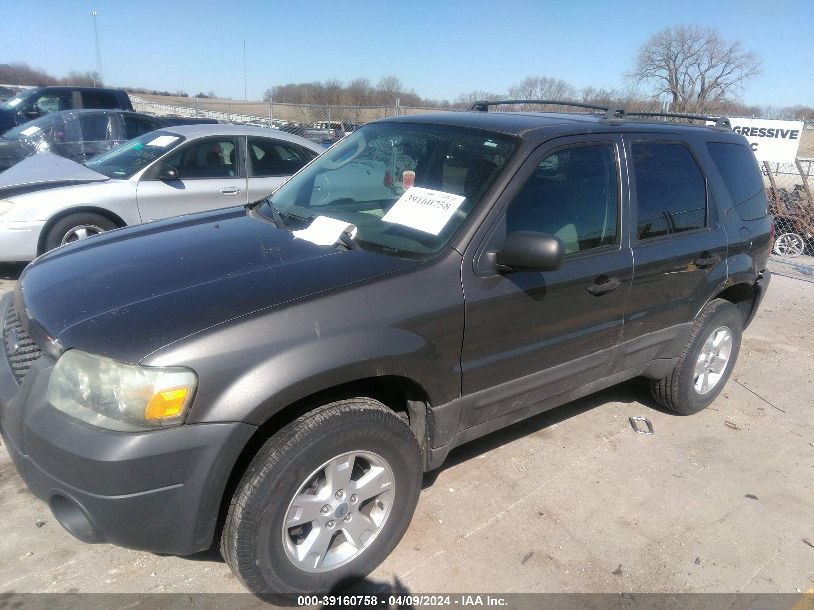 Photo 1 VIN: 1FMYU931X5KD11880 - FORD ESCAPE 