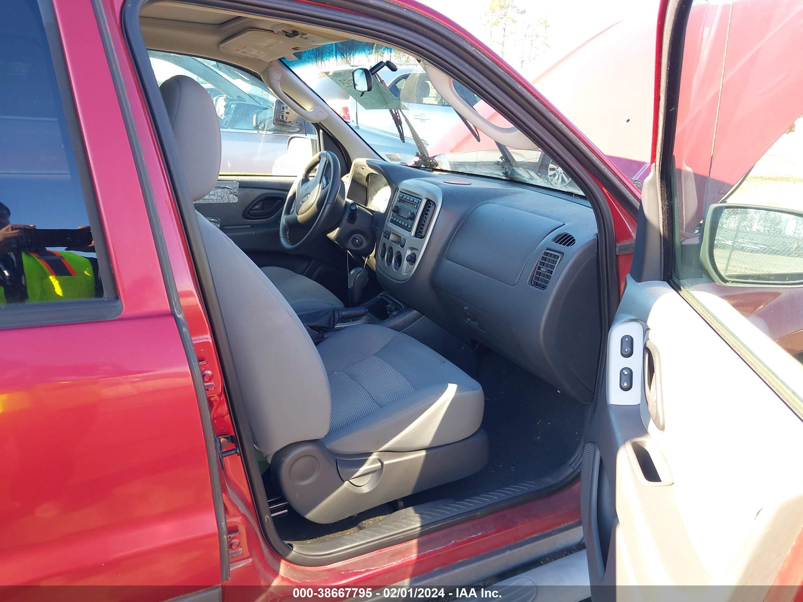 Photo 4 VIN: 1FMYU931X5KE48169 - FORD ESCAPE 