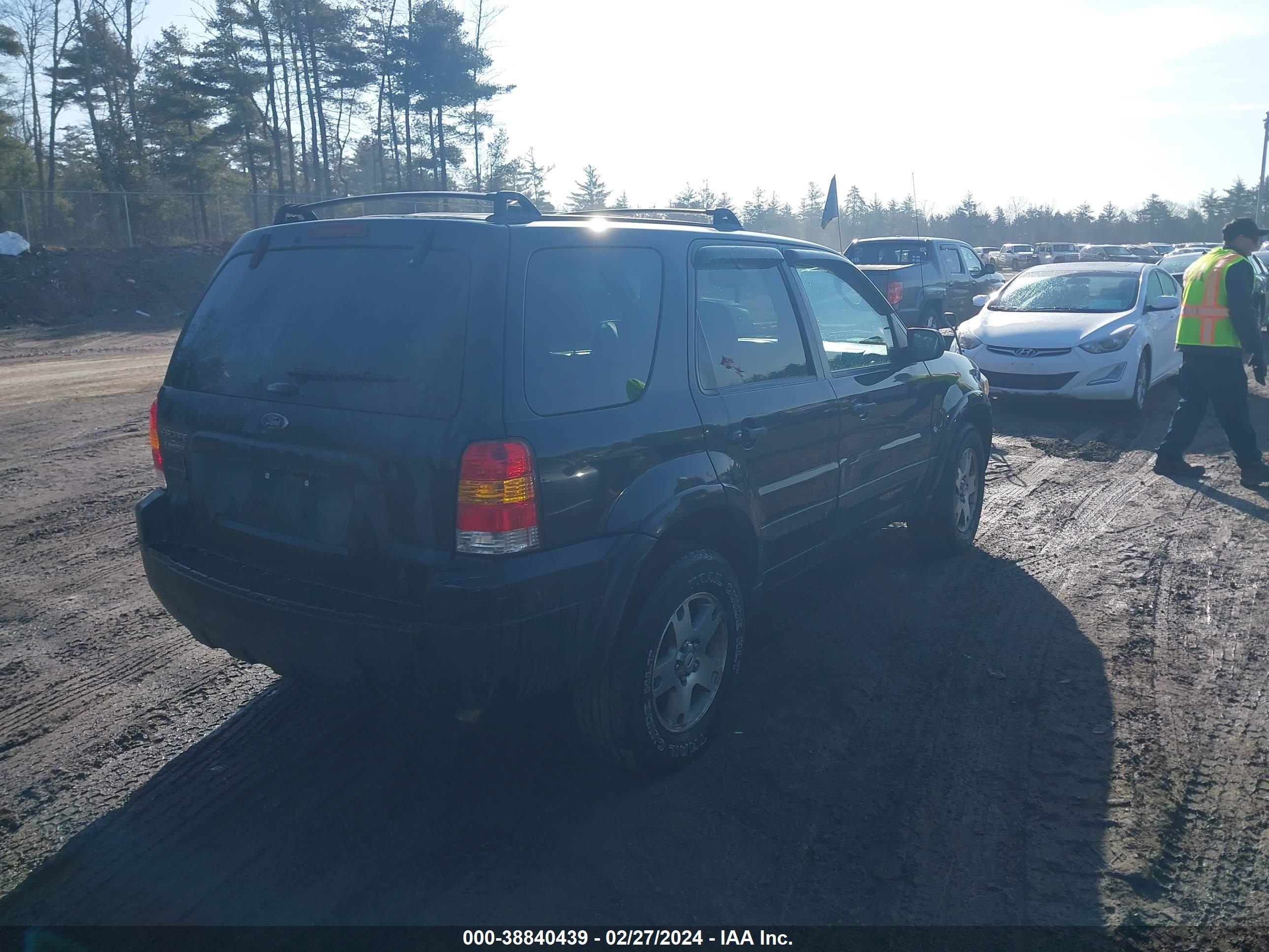 Photo 3 VIN: 1FMYU94145KA51863 - FORD ESCAPE 