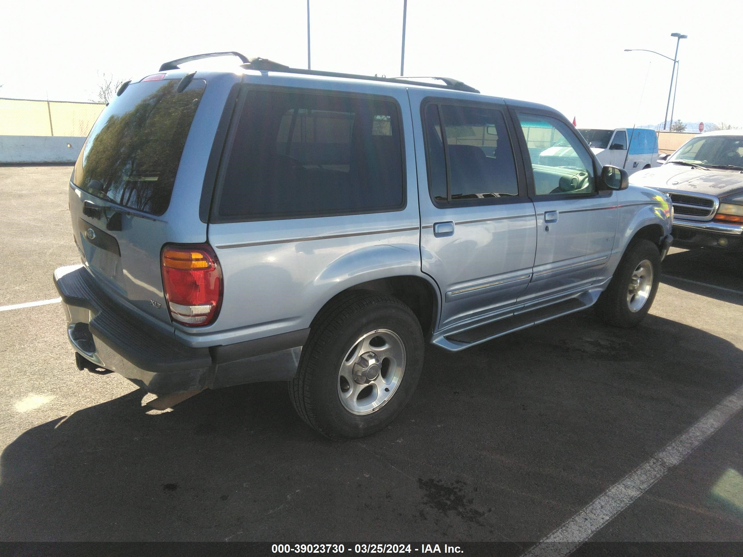 Photo 3 VIN: 1FMZU32E4WZC33496 - FORD EXPLORER 