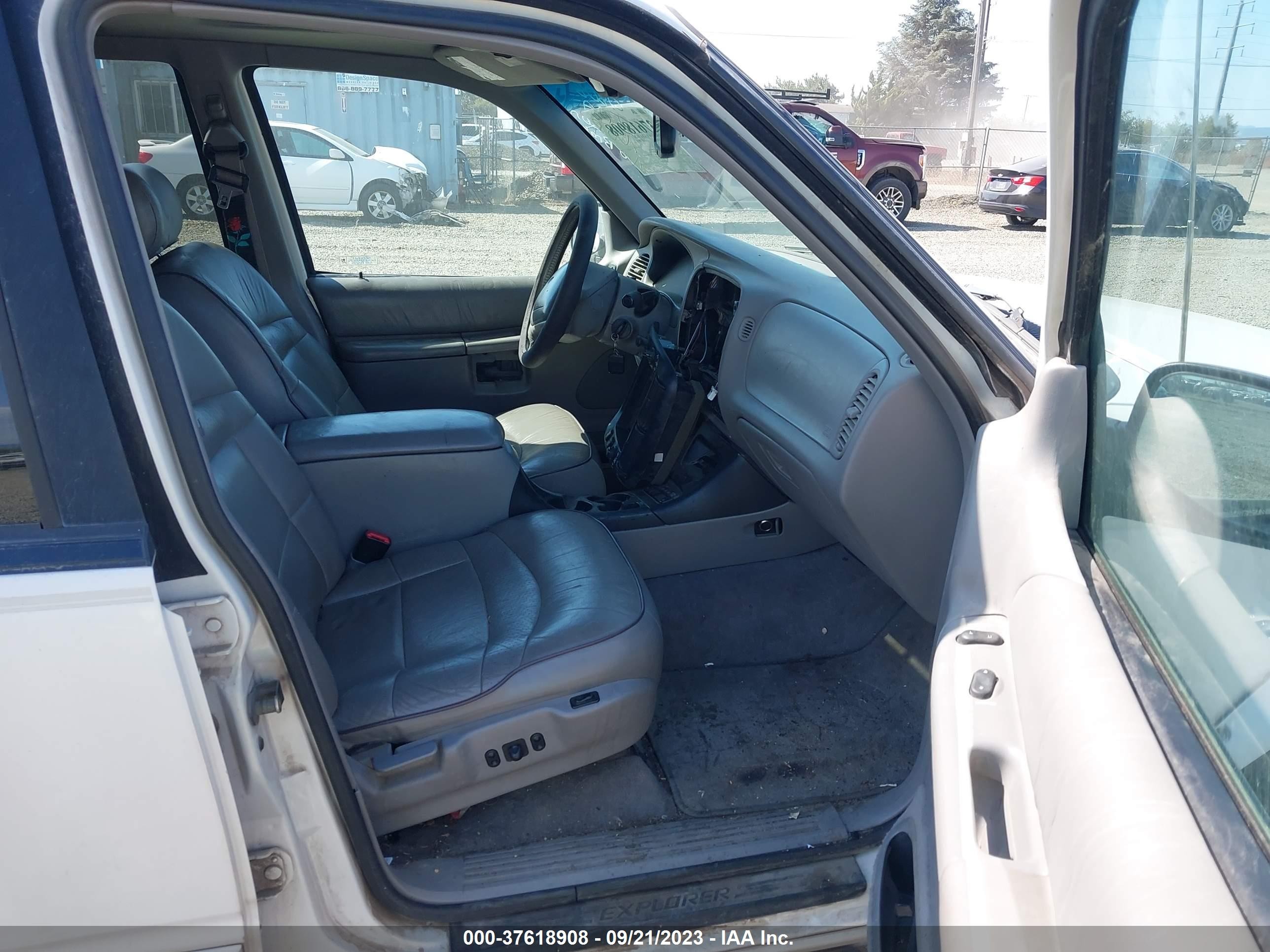 Photo 4 VIN: 1FMZU34E6WZB89630 - FORD EXPLORER 