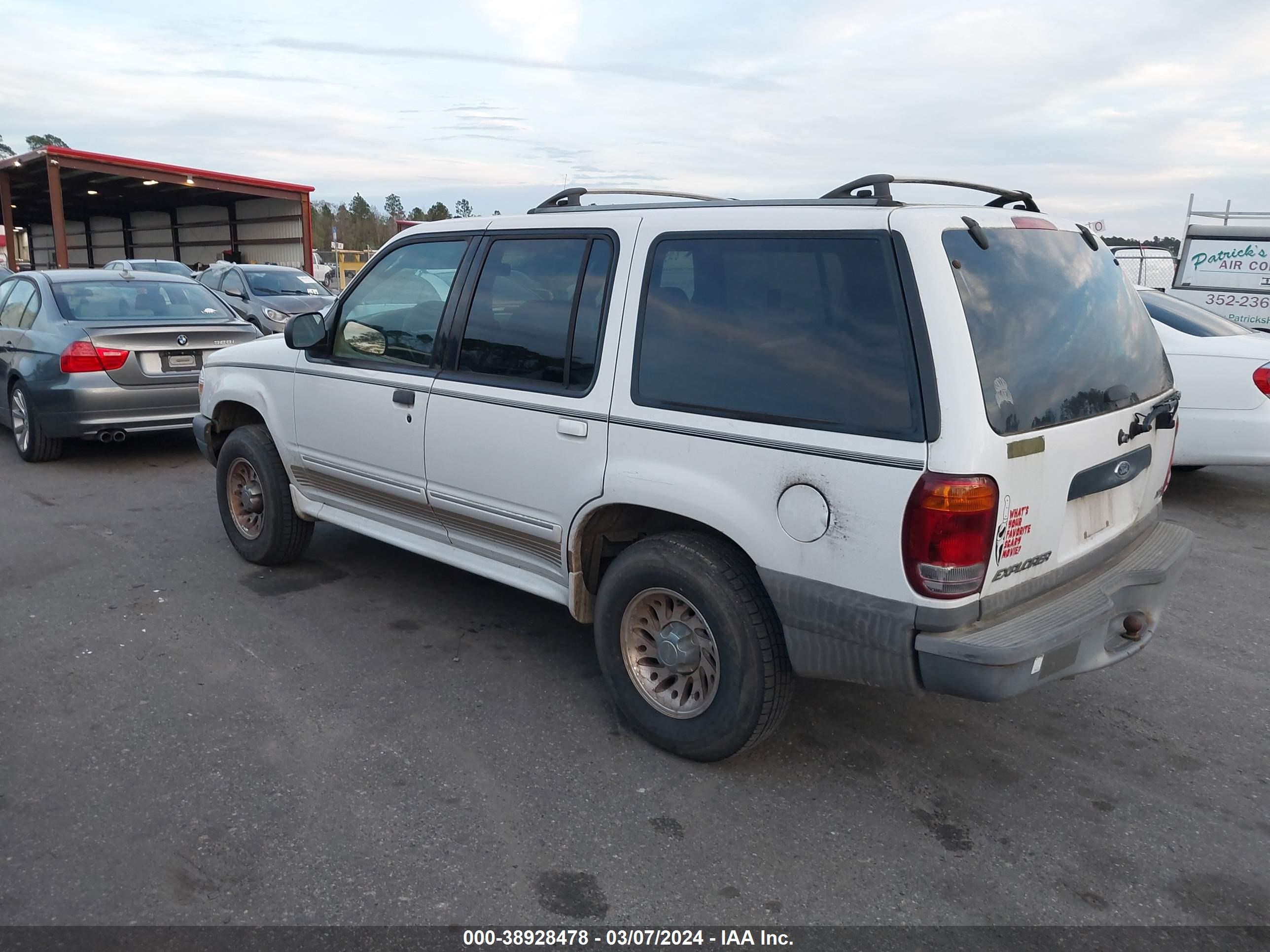 Photo 2 VIN: 1FMZU62X1YUB29759 - FORD EXPLORER 