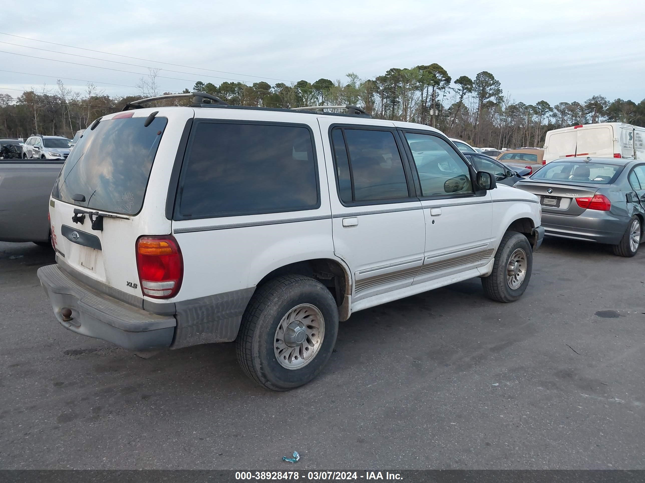 Photo 3 VIN: 1FMZU62X1YUB29759 - FORD EXPLORER 