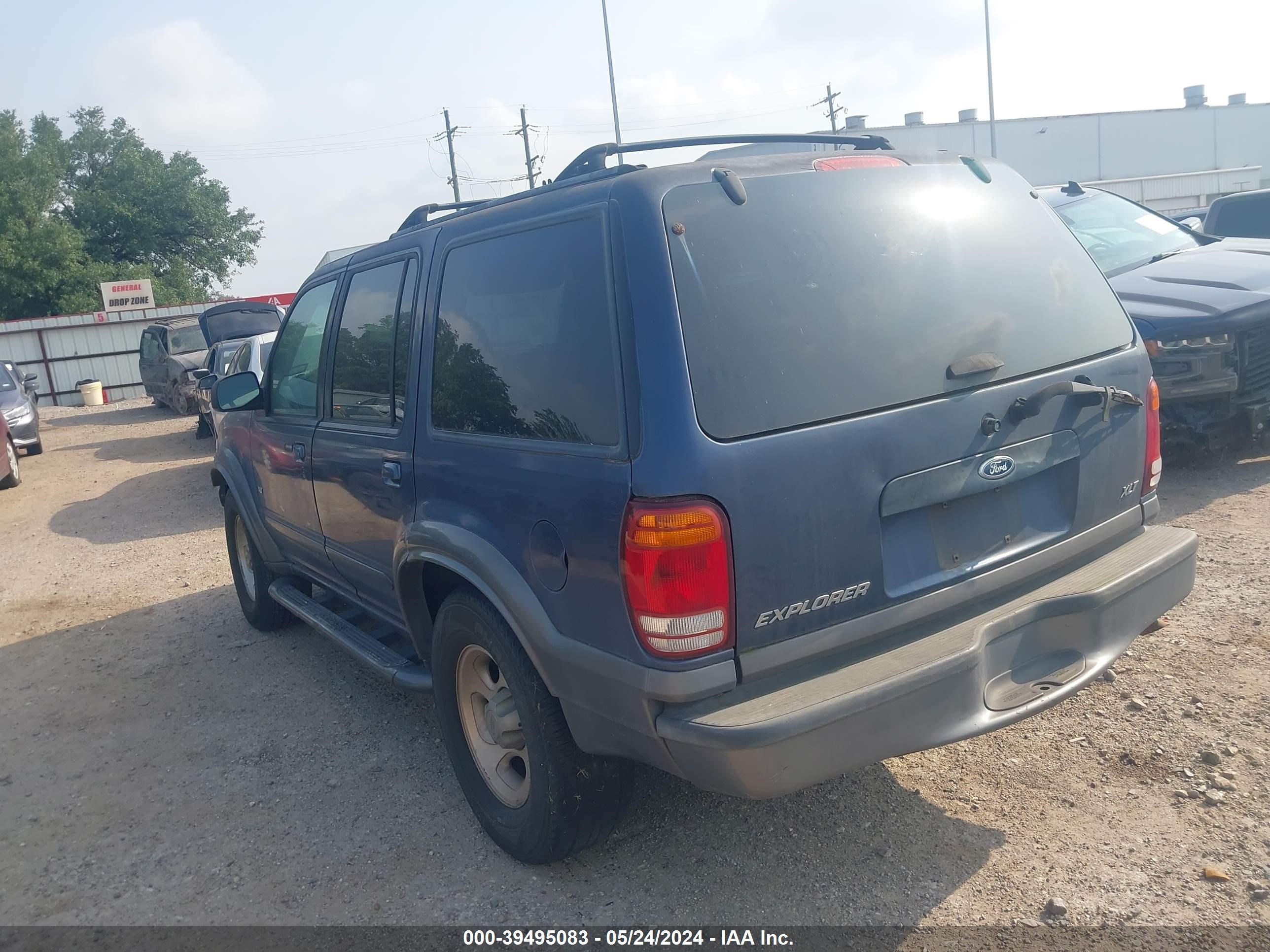 Photo 2 VIN: 1FMZU63E8YZB57932 - FORD EXPLORER 