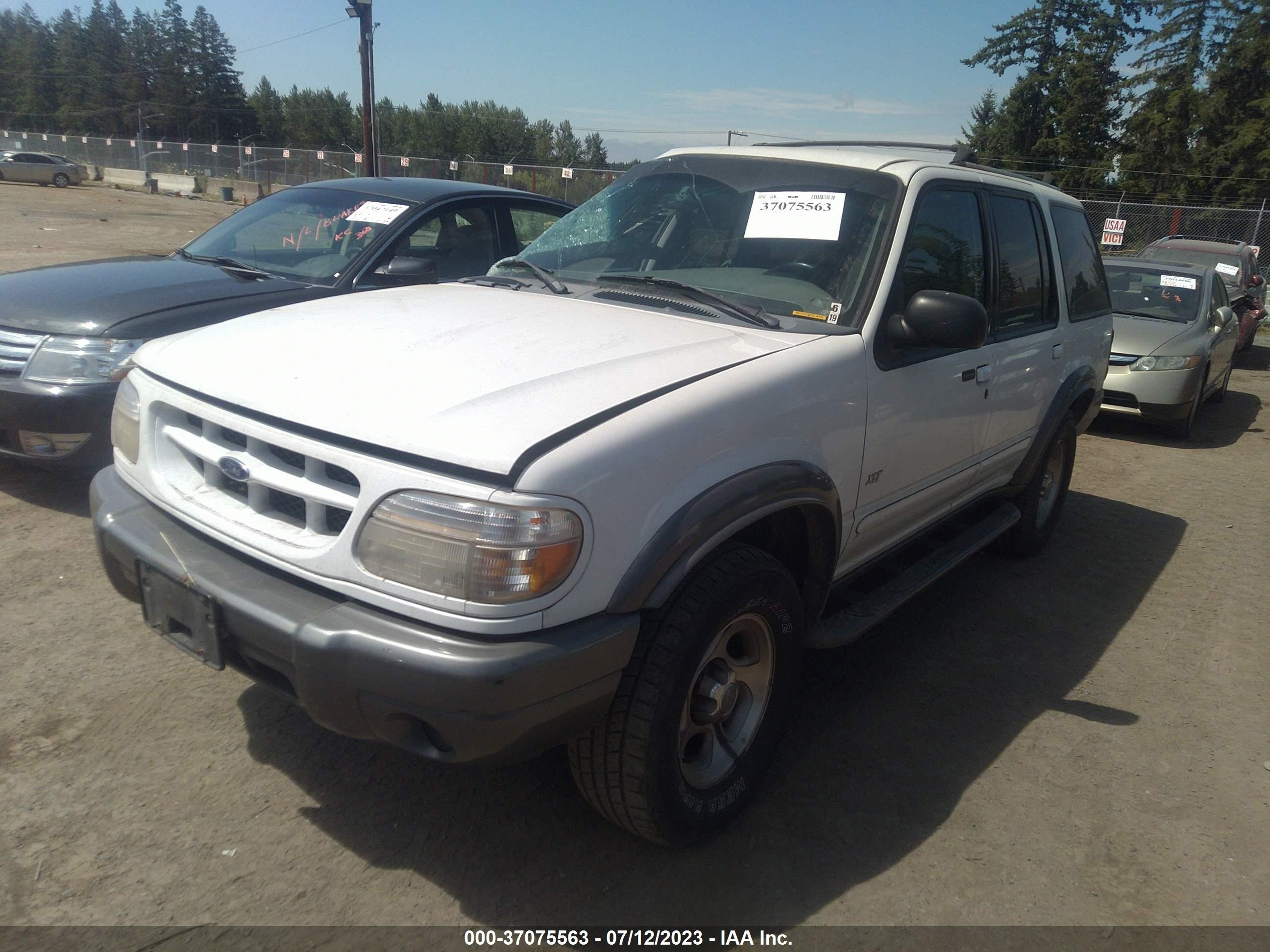 Photo 1 VIN: 1FMZU63EXYZA20815 - FORD EXPLORER 