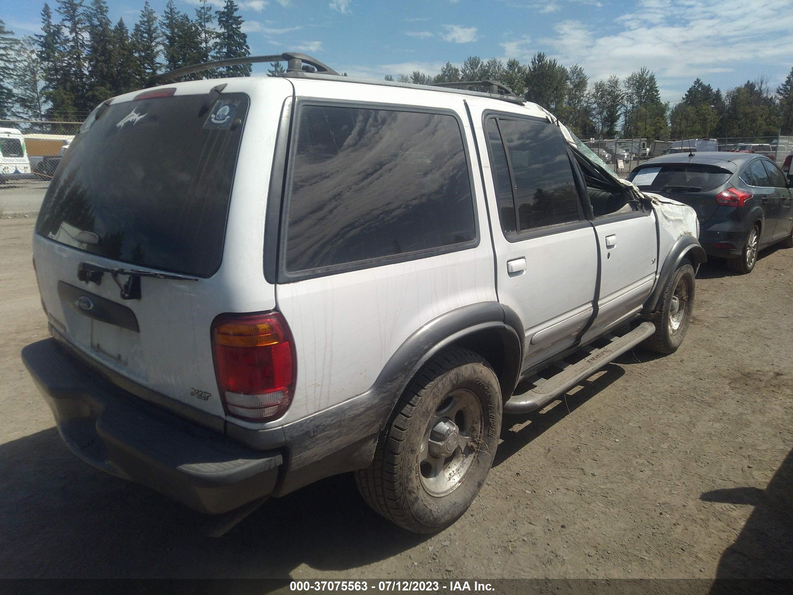 Photo 3 VIN: 1FMZU63EXYZA20815 - FORD EXPLORER 