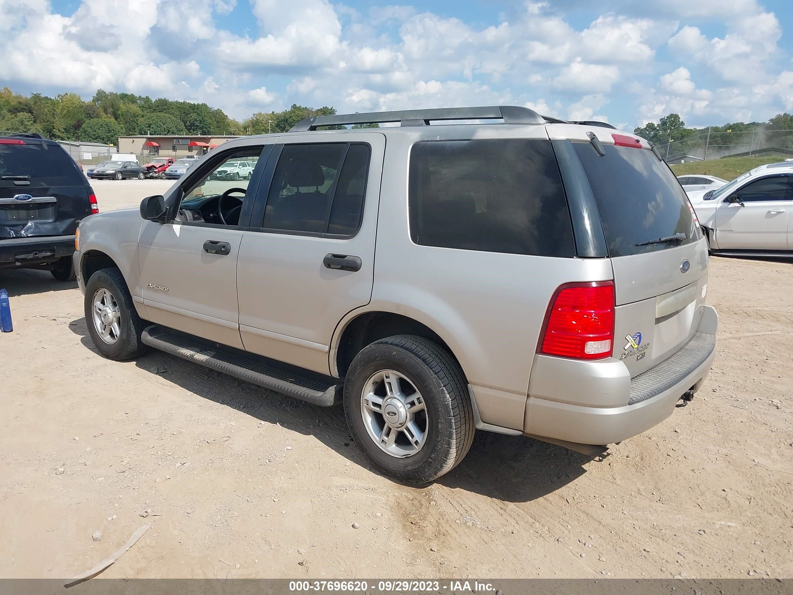 Photo 2 VIN: 1FMZU63K65UC03255 - FORD EXPLORER 