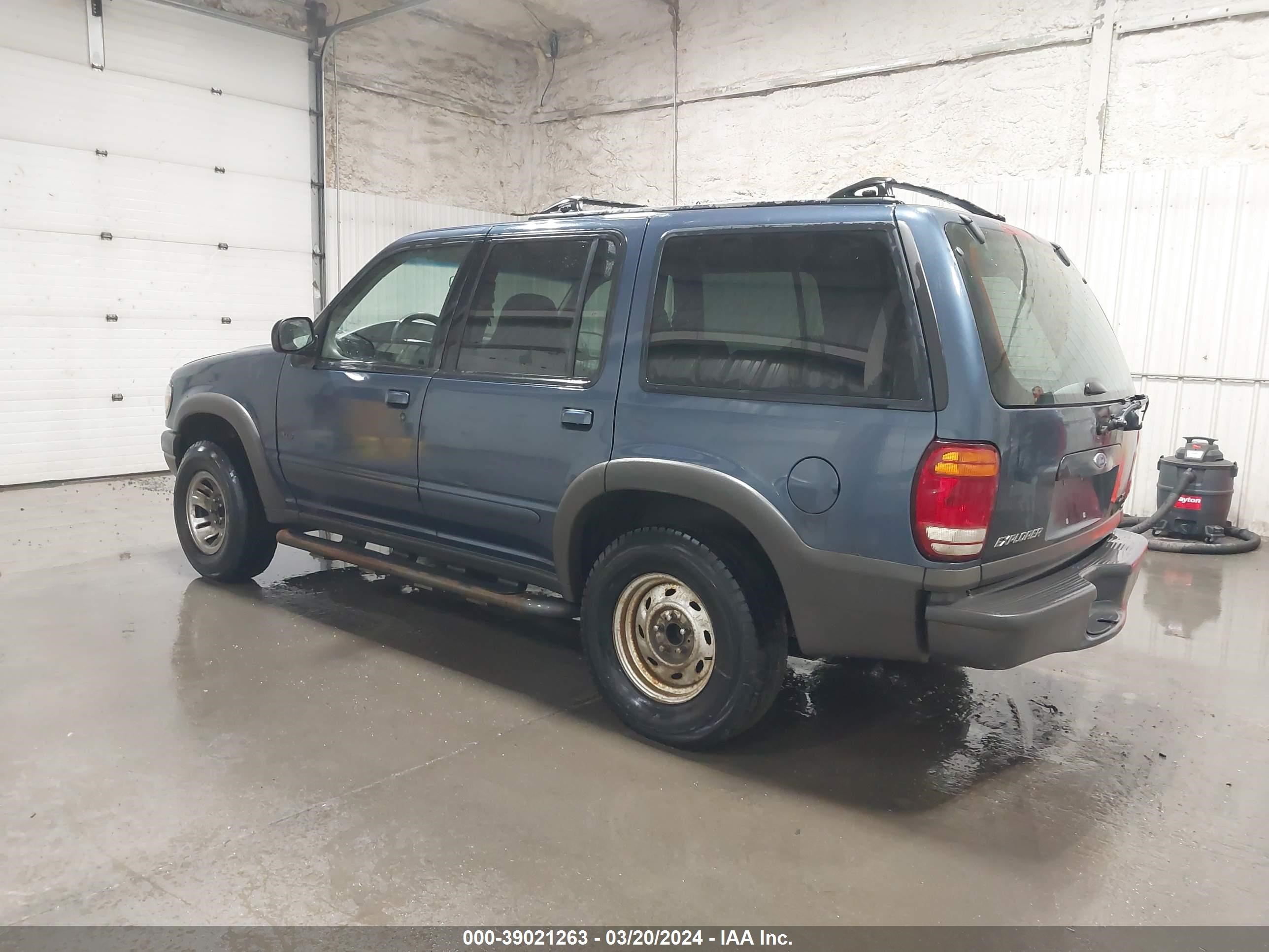 Photo 2 VIN: 1FMZU72X7YZB81521 - FORD EXPLORER 