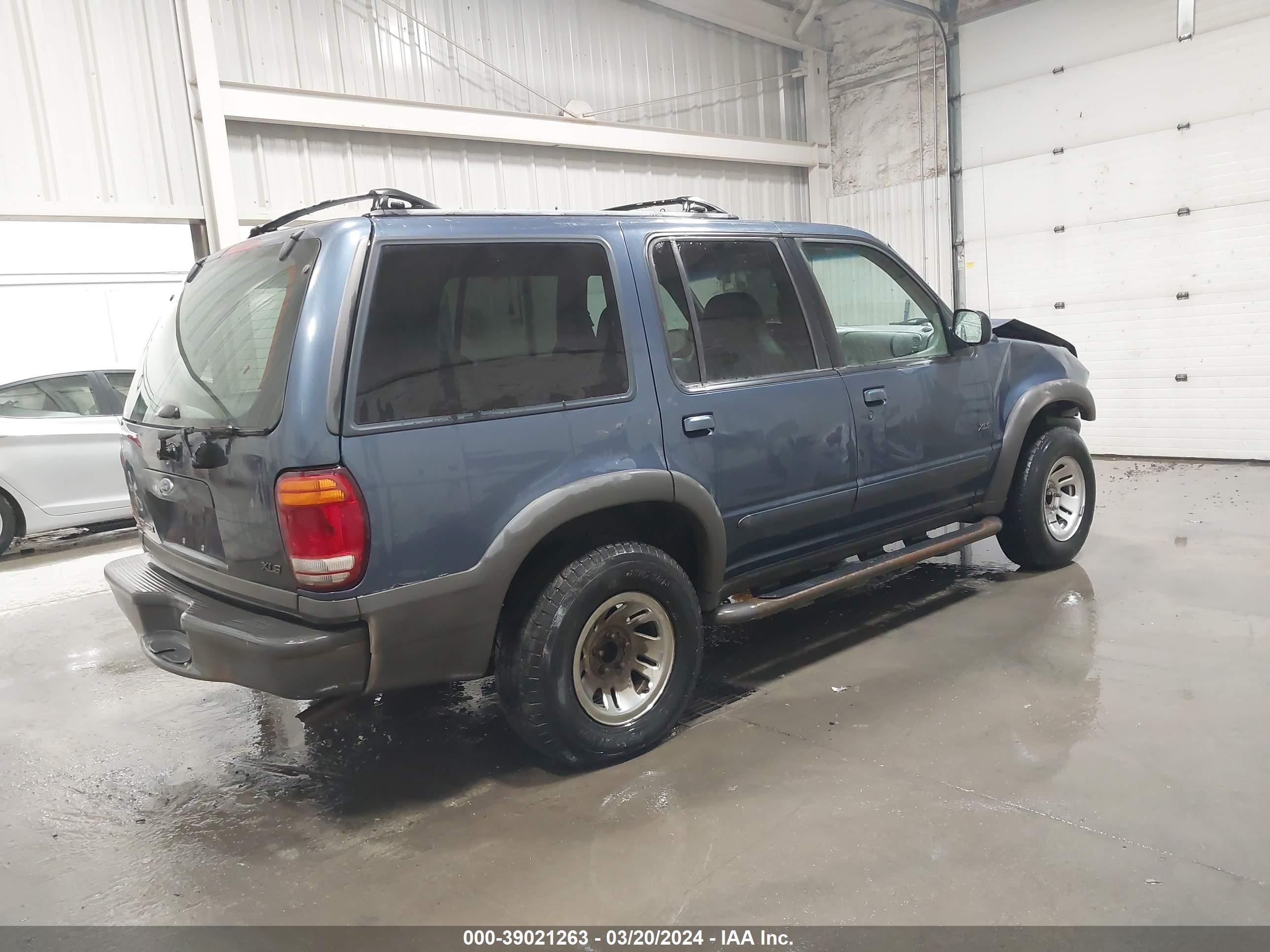 Photo 3 VIN: 1FMZU72X7YZB81521 - FORD EXPLORER 