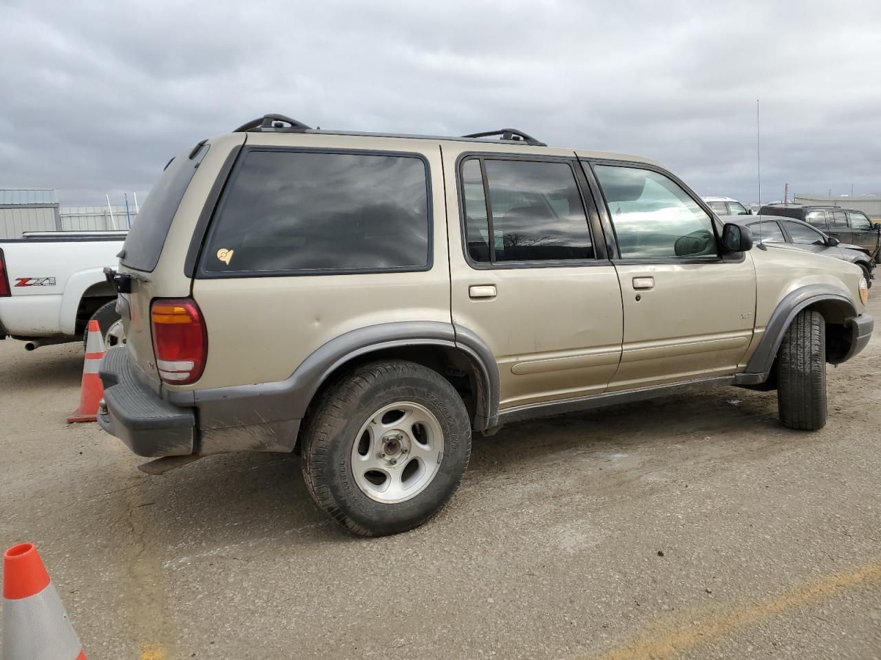 Photo 2 VIN: 1FMZU73E8YZA68190 - FORD EXPLORER 