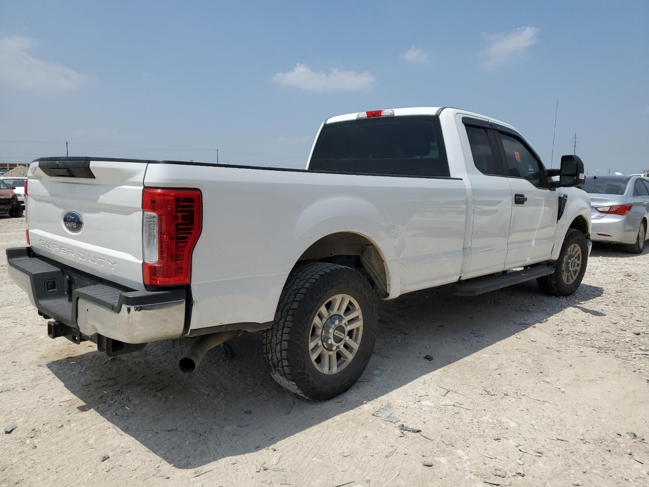 Photo 2 VIN: 1FT7X2A69JED04988 - FORD F250 