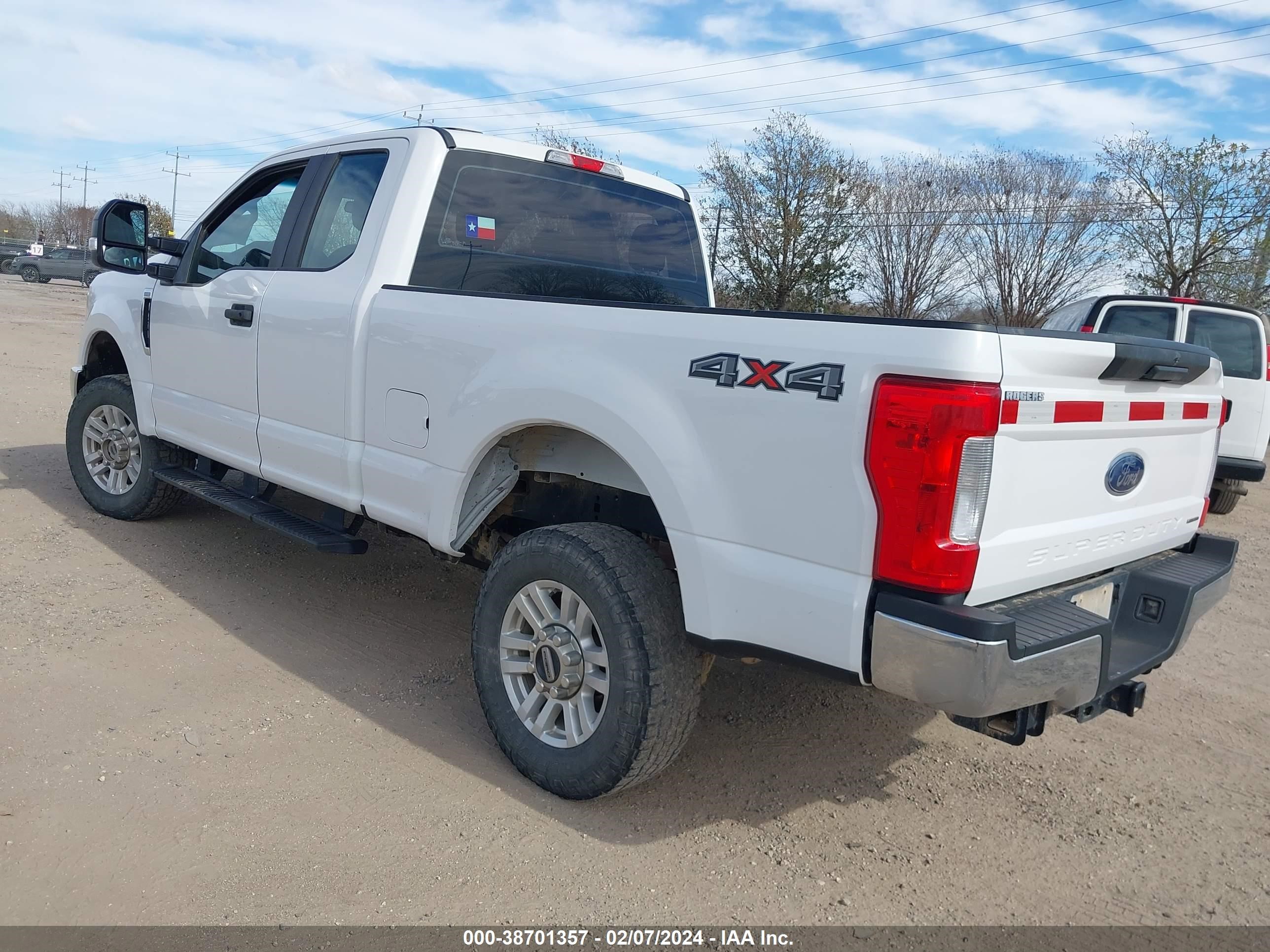 Photo 2 VIN: 1FT7X2B60KEF21393 - FORD F250 