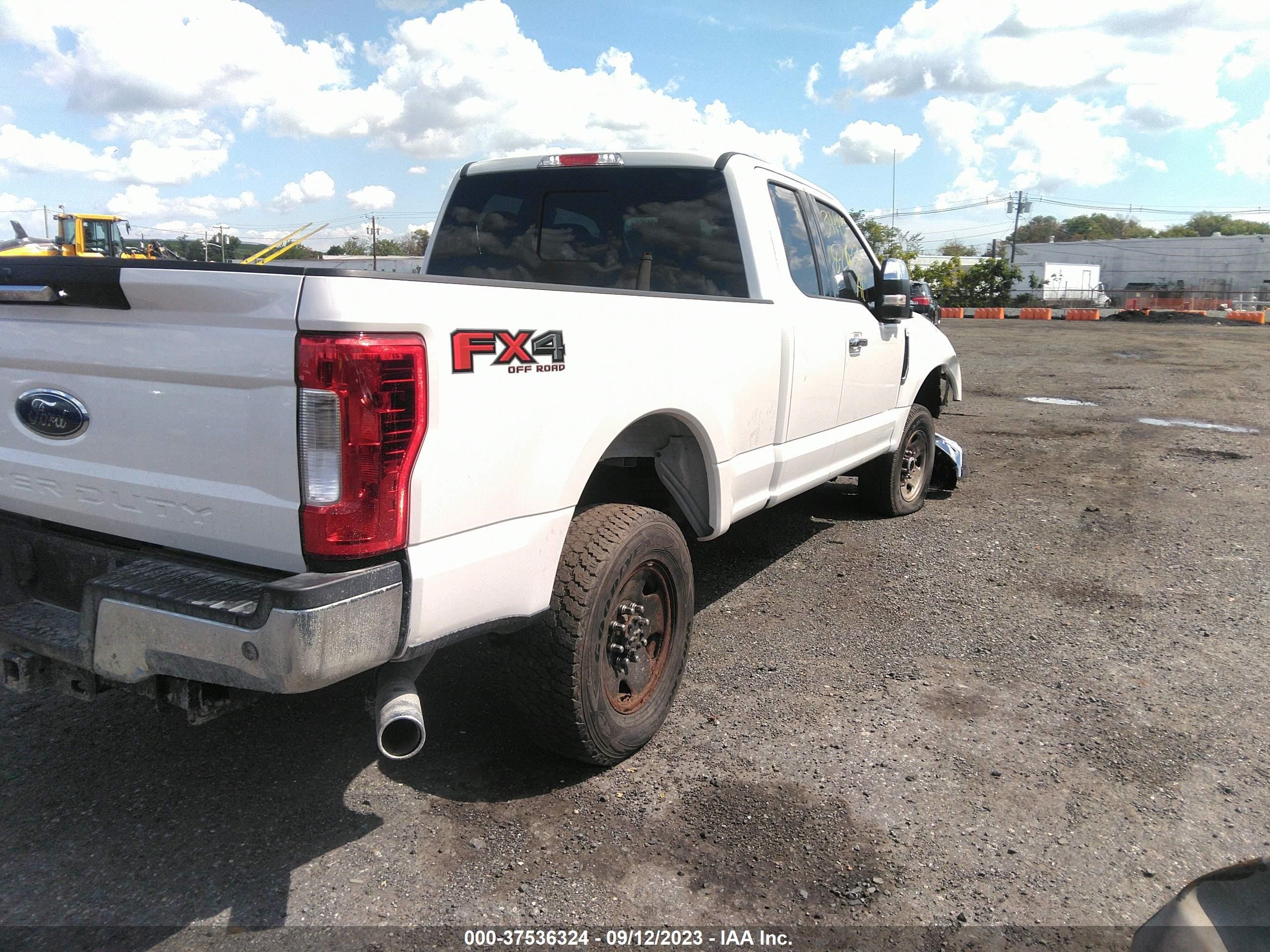 Photo 3 VIN: 1FT7X2B67JEB02343 - FORD F250 