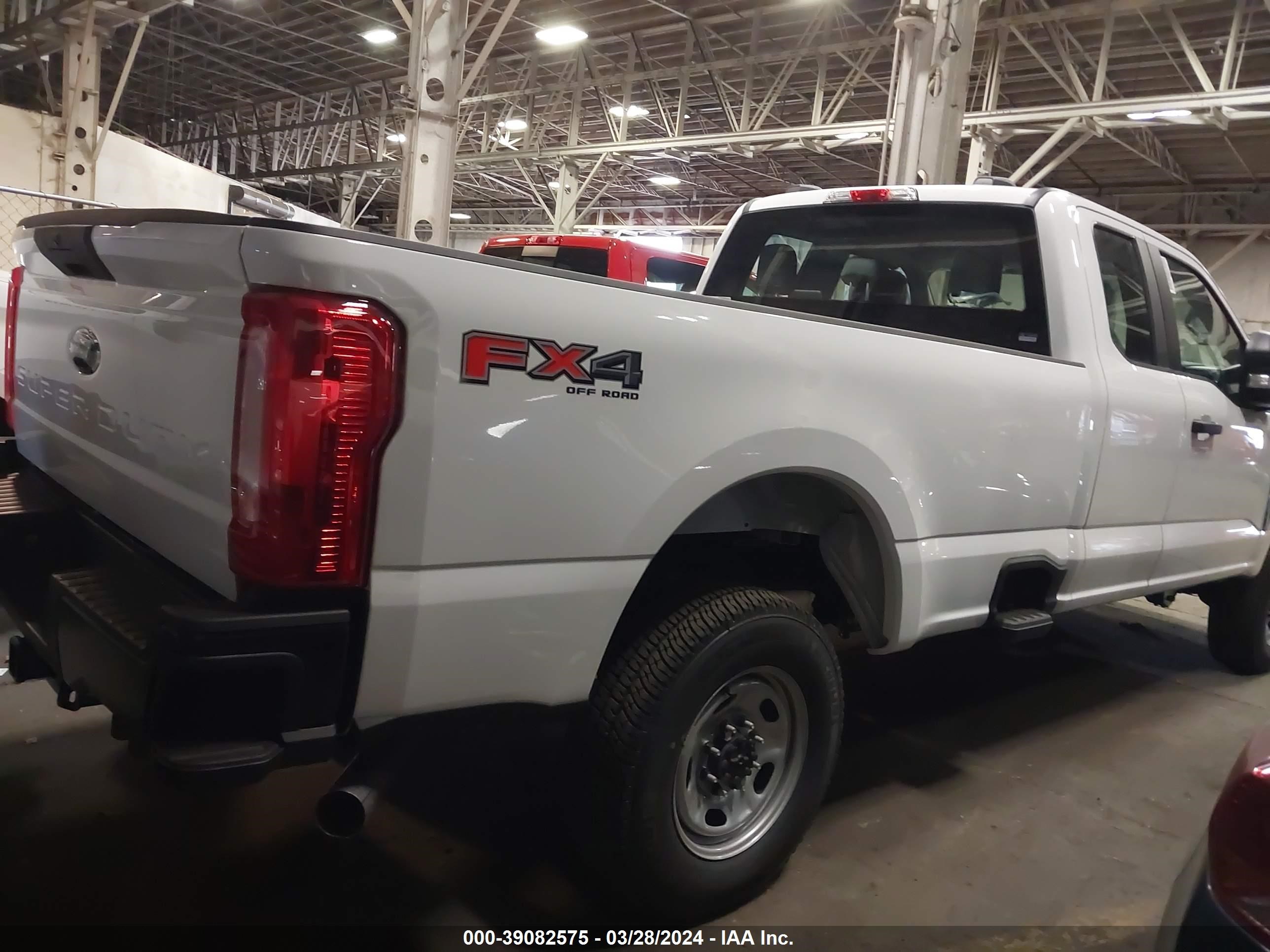 Photo 3 VIN: 1FT7X2BA3RED36611 - FORD F250 