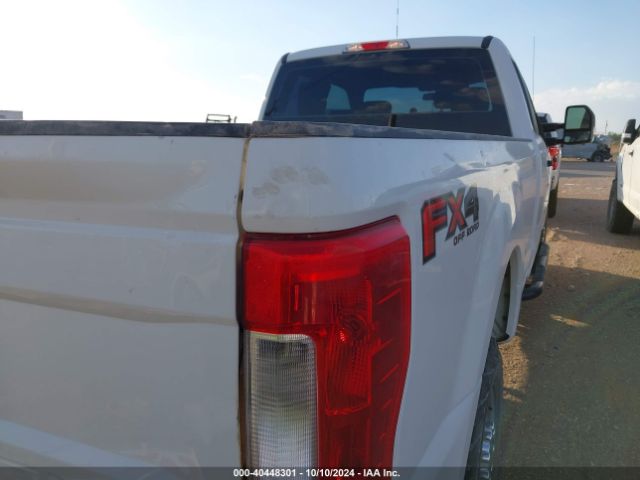 Photo 3 VIN: 1FT7X2BT3JEB89129 - FORD F-250 