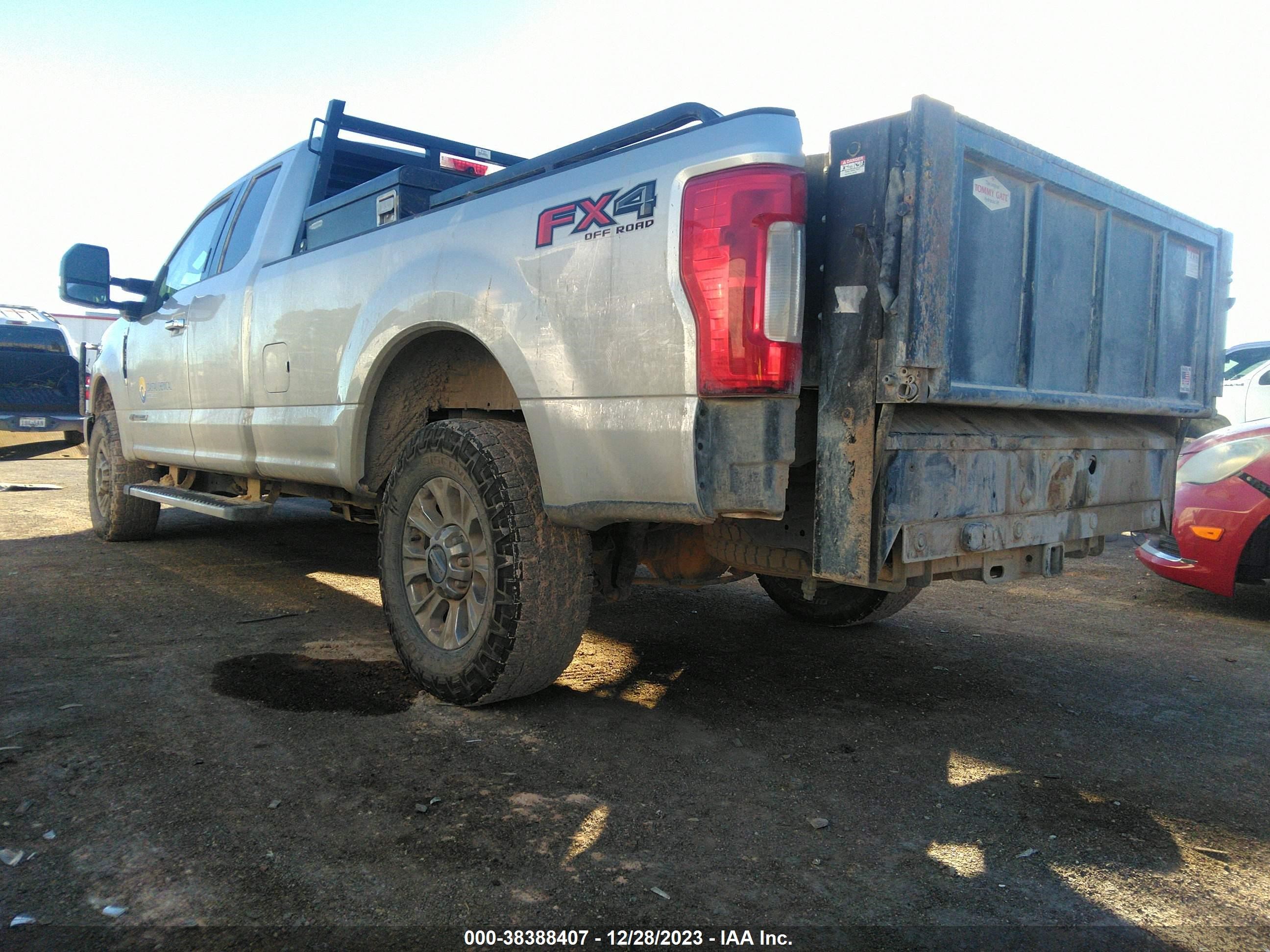 Photo 2 VIN: 1FT7X2BT4JEB87695 - FORD F250 