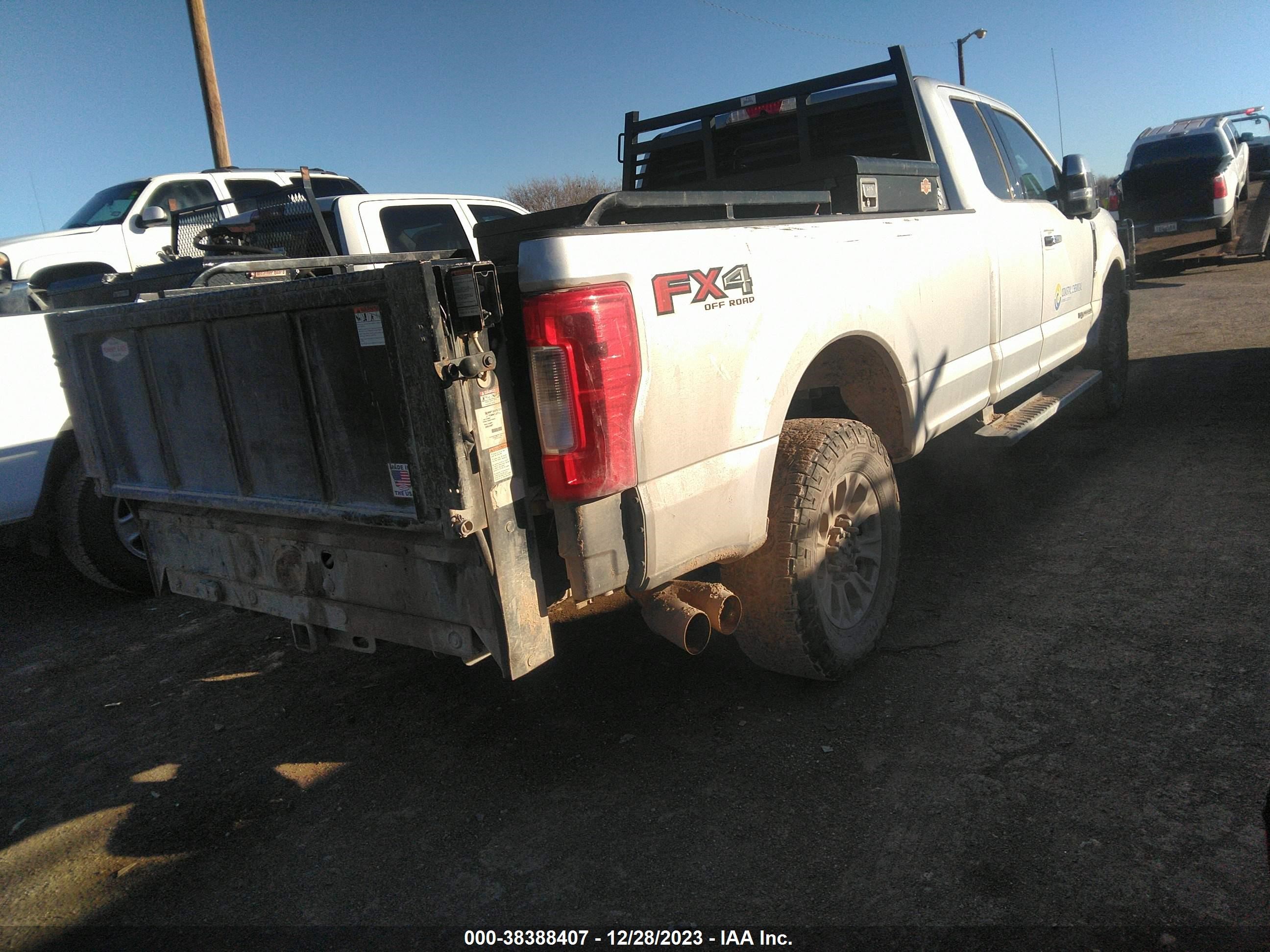 Photo 3 VIN: 1FT7X2BT4JEB87695 - FORD F250 