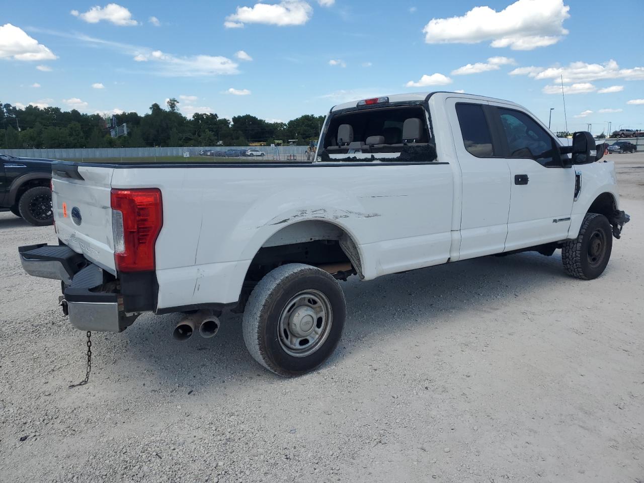 Photo 2 VIN: 1FT7X2BT7HEC66742 - FORD F250 