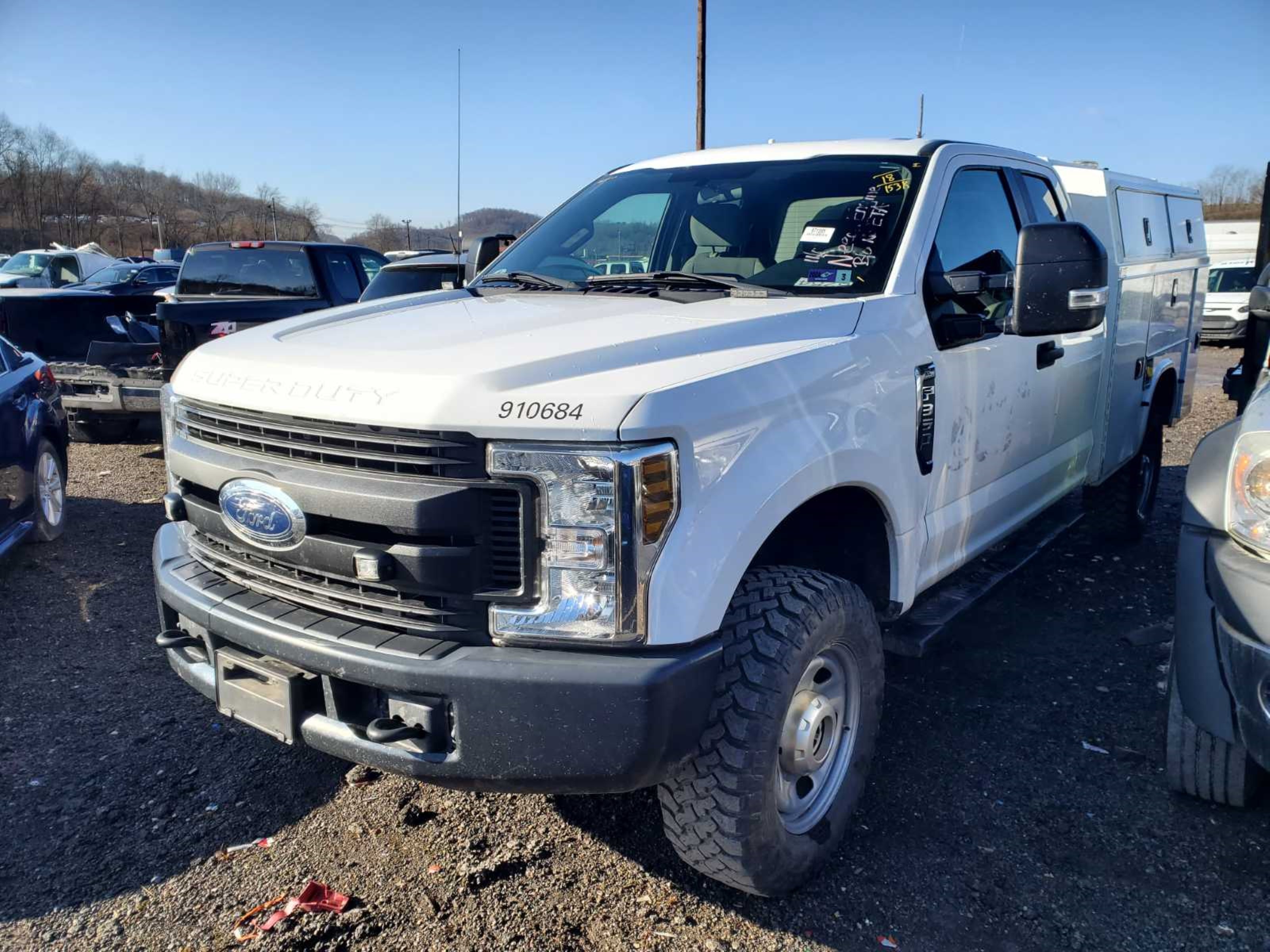 Photo 9 VIN: 1FT7X3B60JED03569 - FORD F350 