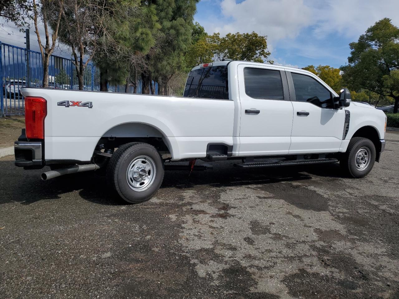 Photo 2 VIN: 1FT8W3BA1PEE22431 - FORD F350 