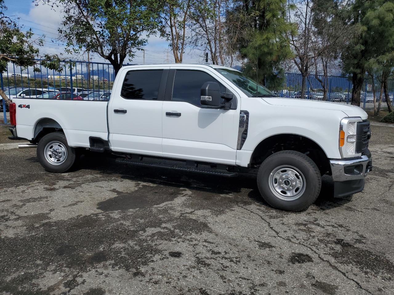 Photo 3 VIN: 1FT8W3BA1PEE22431 - FORD F350 