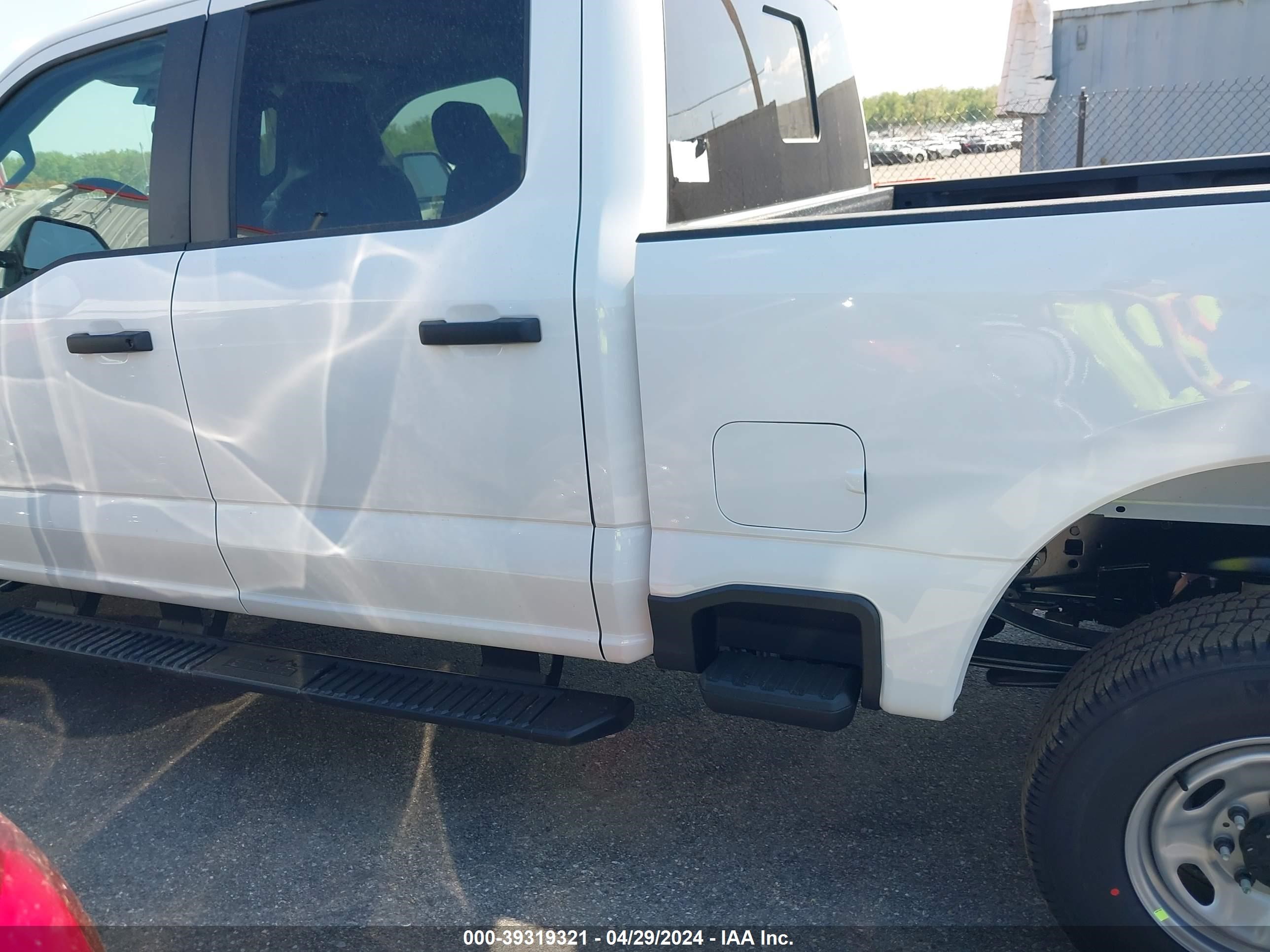 Photo 13 VIN: 1FT8W3BA1RED77025 - FORD F350 