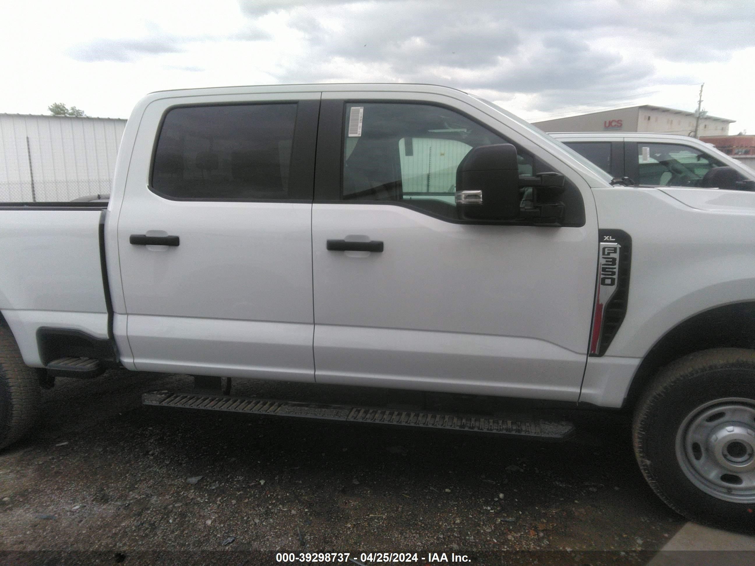 Photo 11 VIN: 1FT8W3BA2RED60265 - FORD F350 