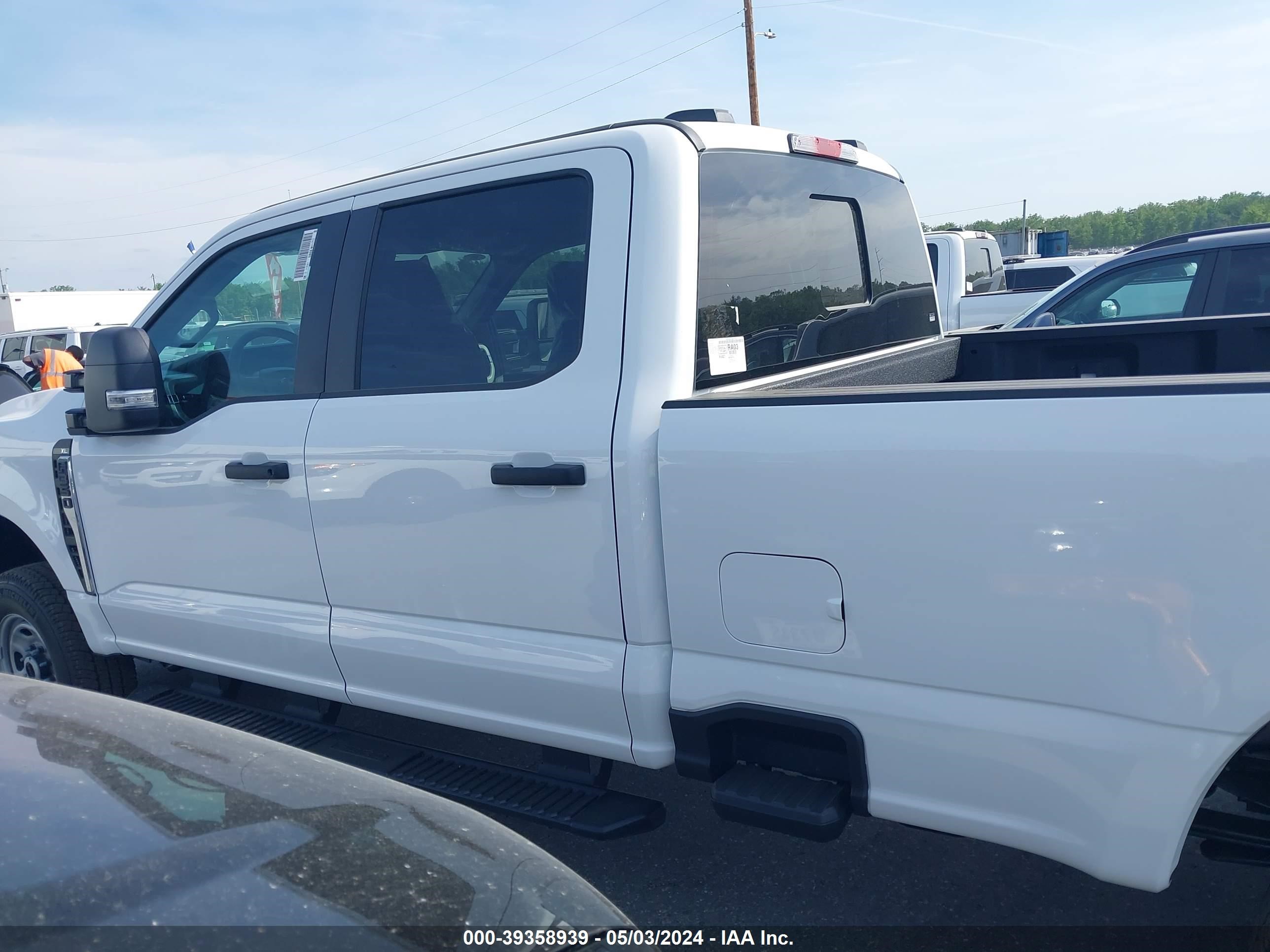 Photo 13 VIN: 1FT8W3BA7RED65753 - FORD F350 