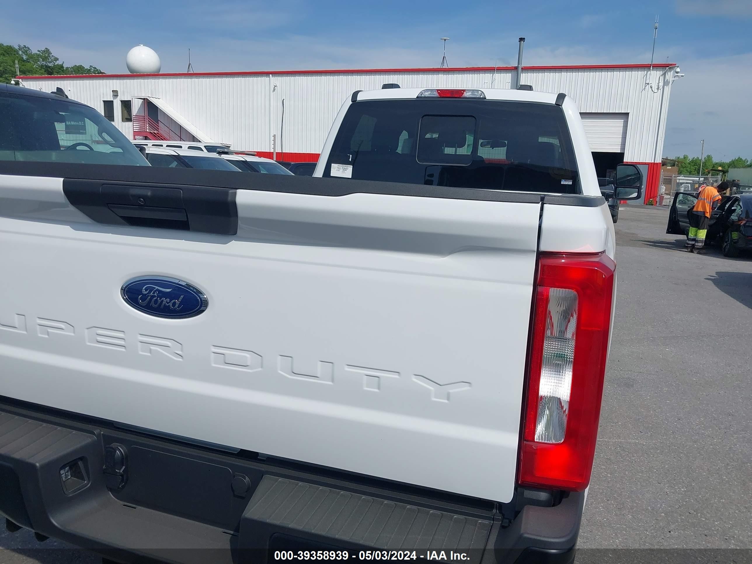 Photo 14 VIN: 1FT8W3BA7RED65753 - FORD F350 