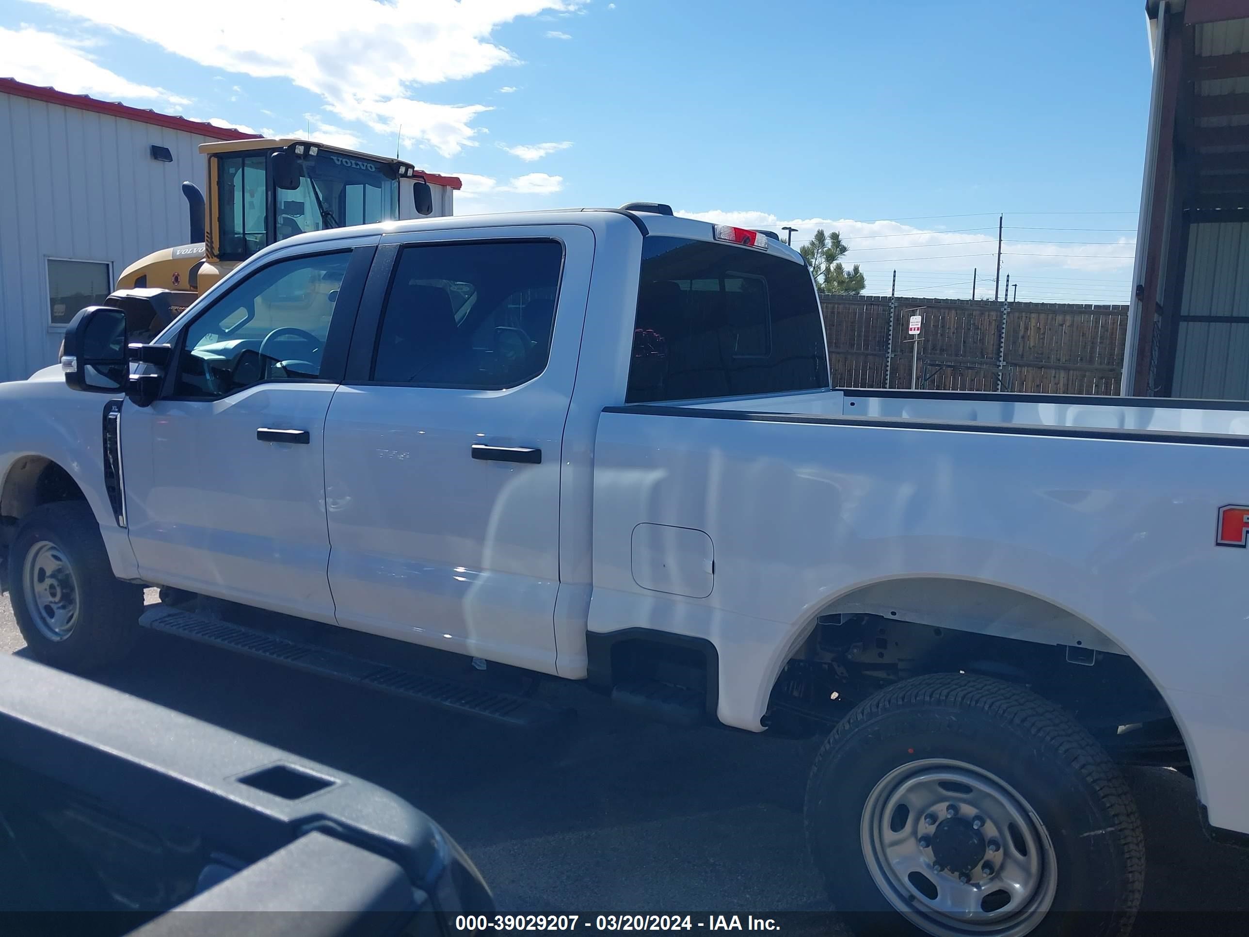 Photo 13 VIN: 1FT8W3BA9RED28624 - FORD F350 