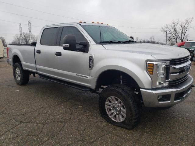 Photo 3 VIN: 1FT8W3BT2JEB27217 - FORD F350 SUPER 