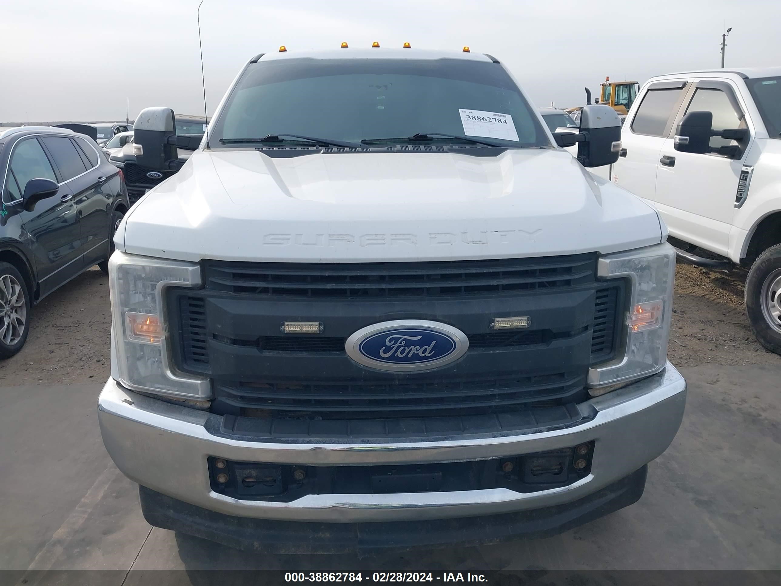 Photo 10 VIN: 1FT8W3BT2JEC12302 - FORD F350 