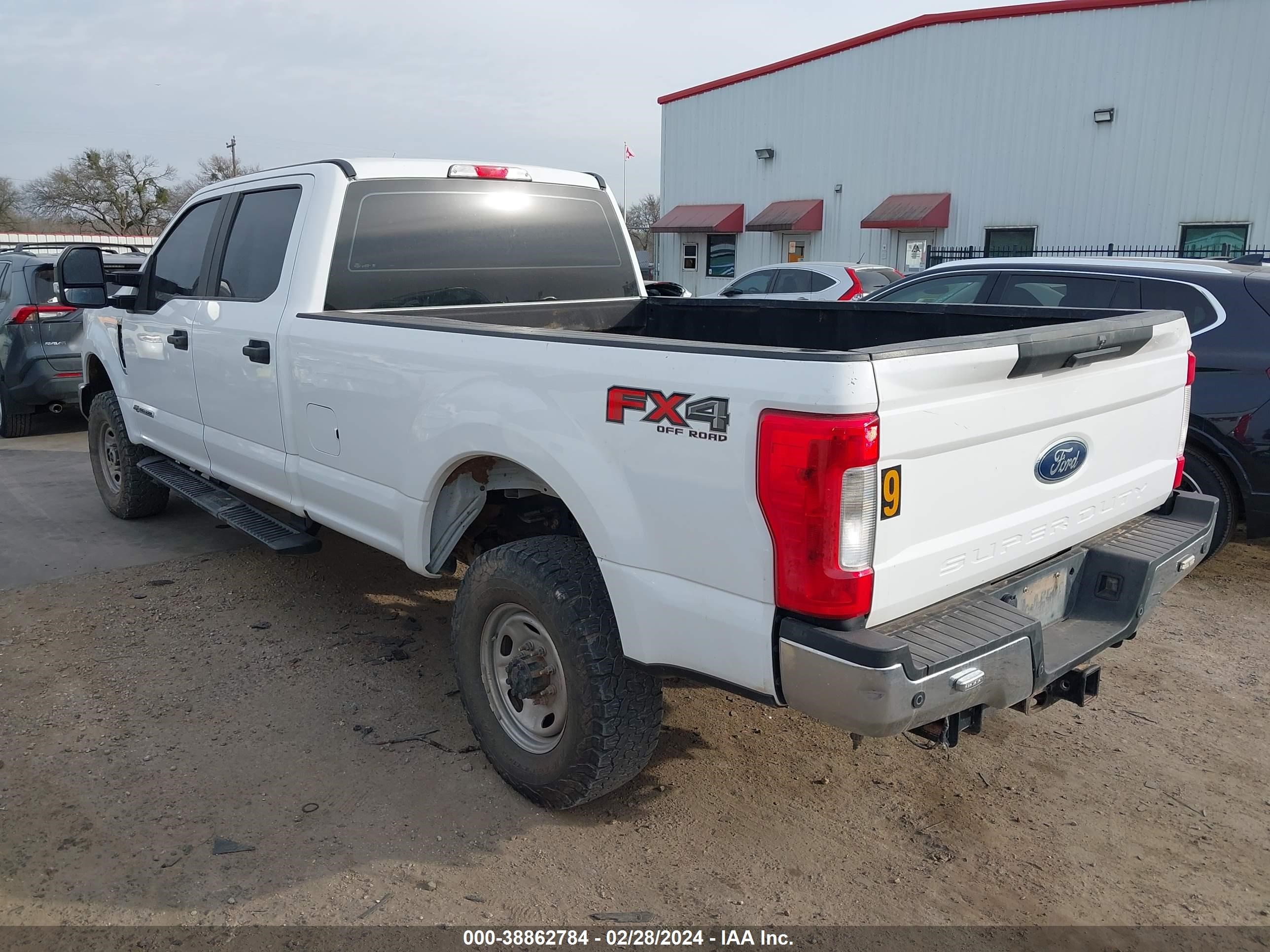 Photo 2 VIN: 1FT8W3BT2JEC12302 - FORD F350 