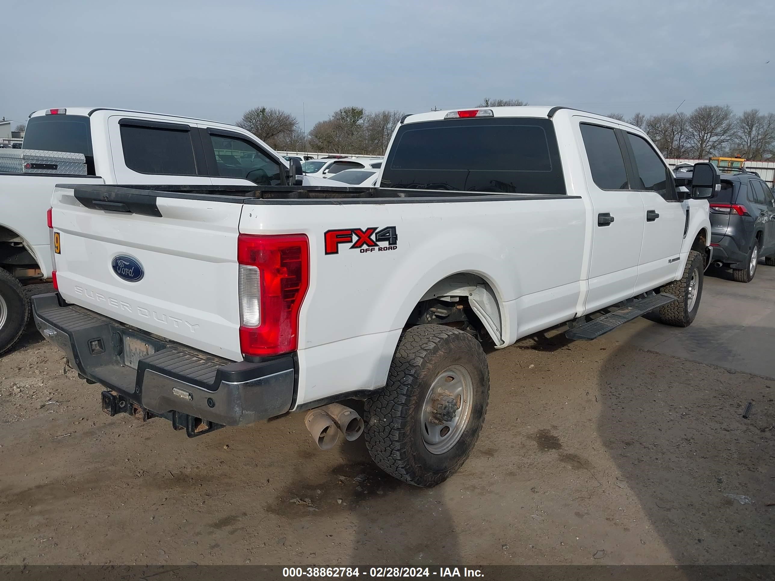 Photo 3 VIN: 1FT8W3BT2JEC12302 - FORD F350 