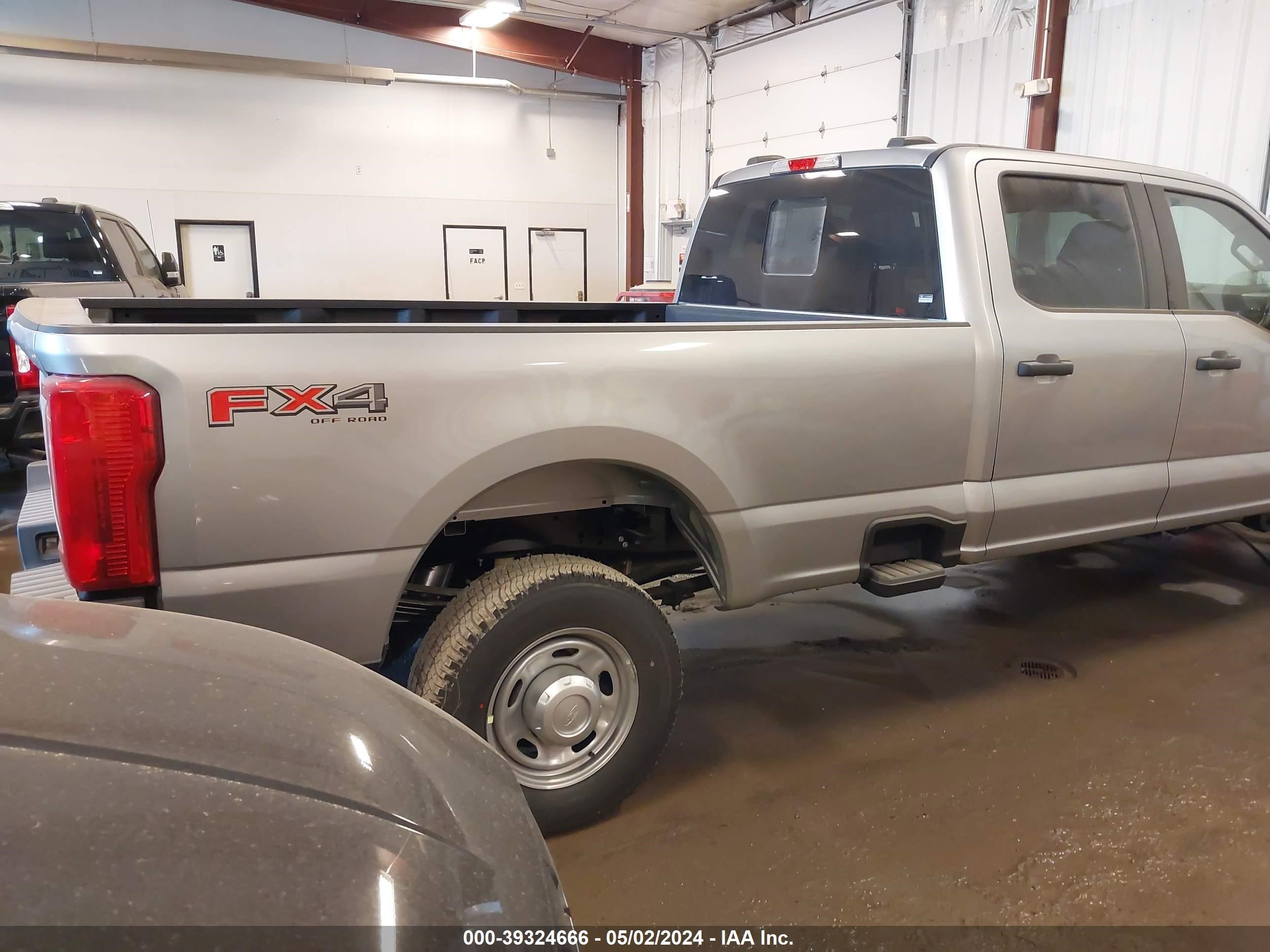 Photo 3 VIN: 1FT8W3BT3RED65606 - FORD F350 