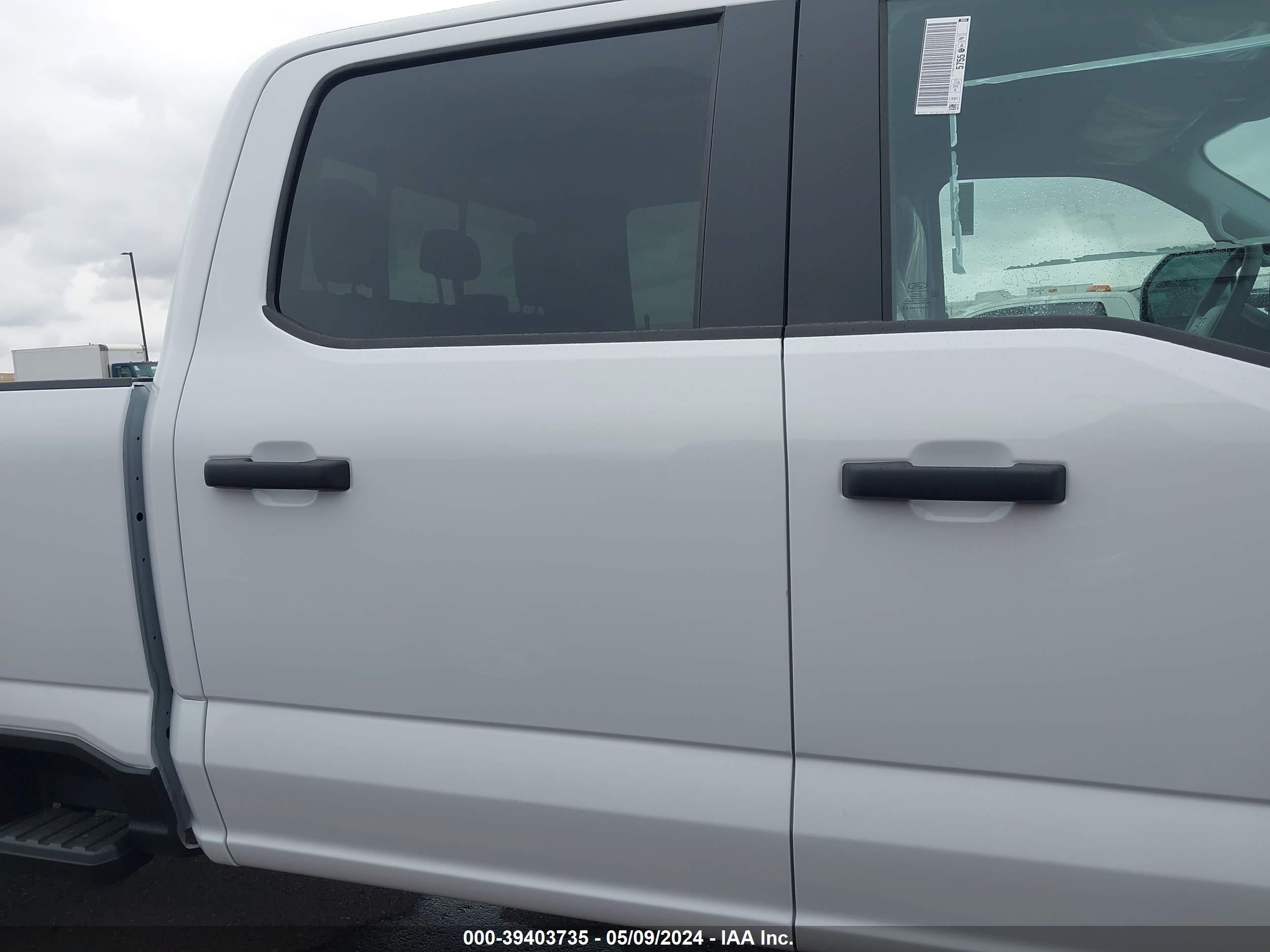 Photo 11 VIN: 1FT8W3BT3RED66612 - FORD F350 