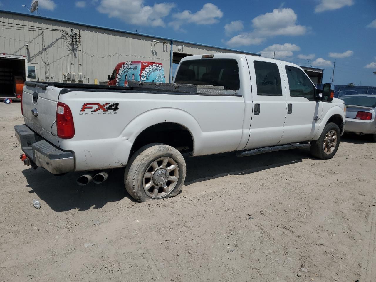 Photo 2 VIN: 1FT8W3BT4FEA83583 - FORD F350 