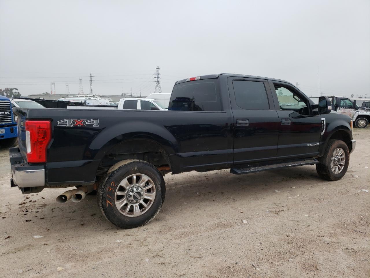 Photo 2 VIN: 1FT8W3BT5HEF45720 - FORD F350 