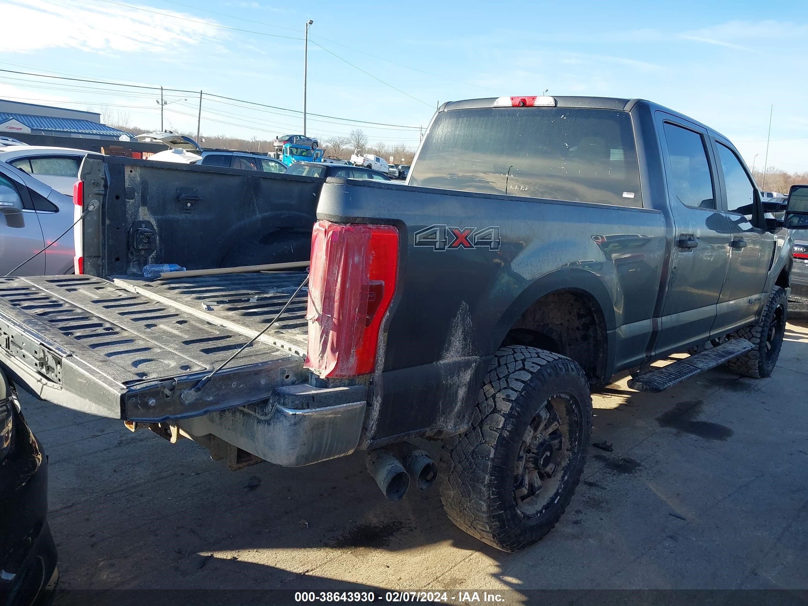 Photo 3 VIN: 1FT8W3BT6JEB07116 - FORD F350 