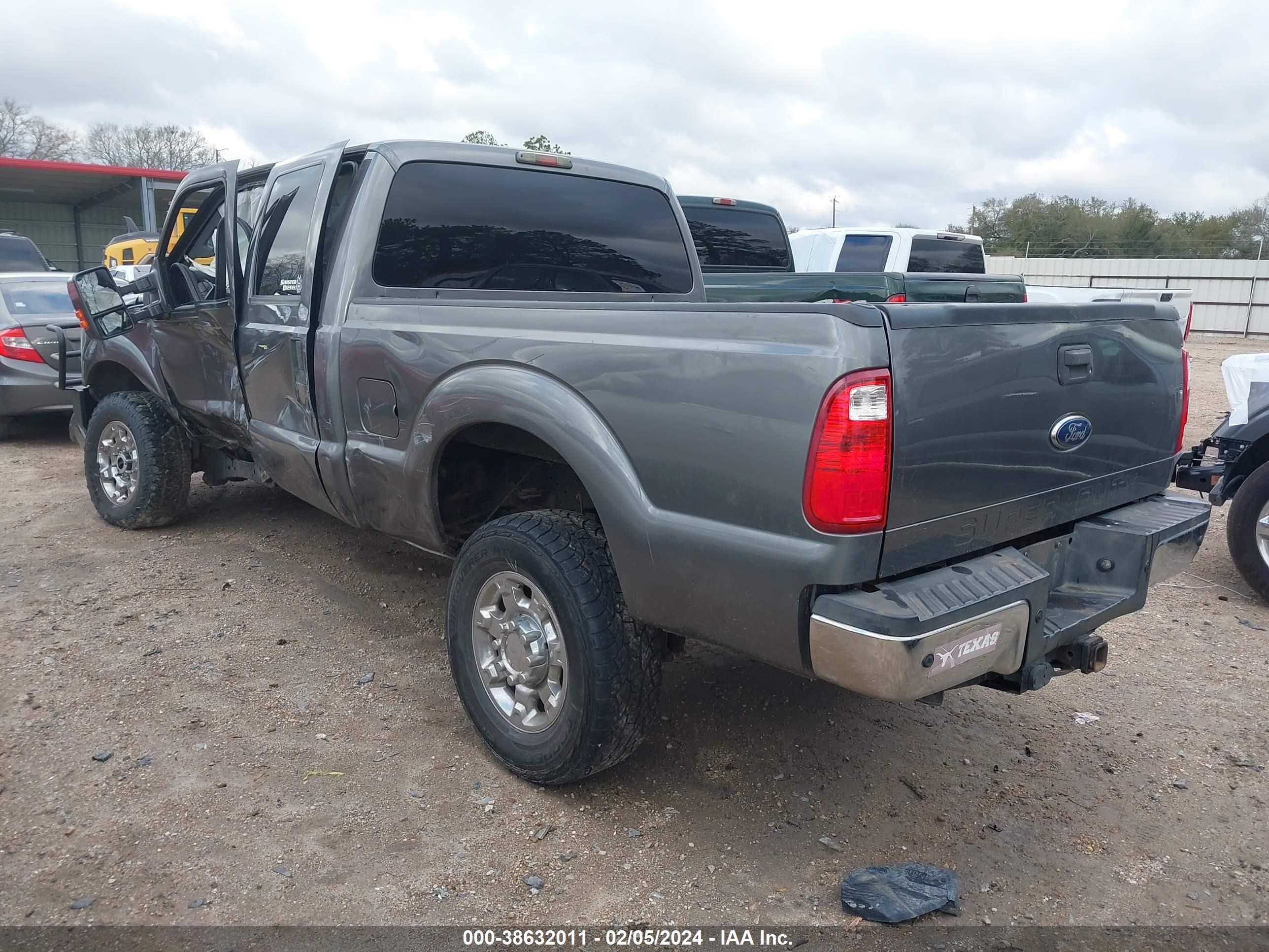 Photo 2 VIN: 1FT8W3BT7DEA55306 - FORD F350 