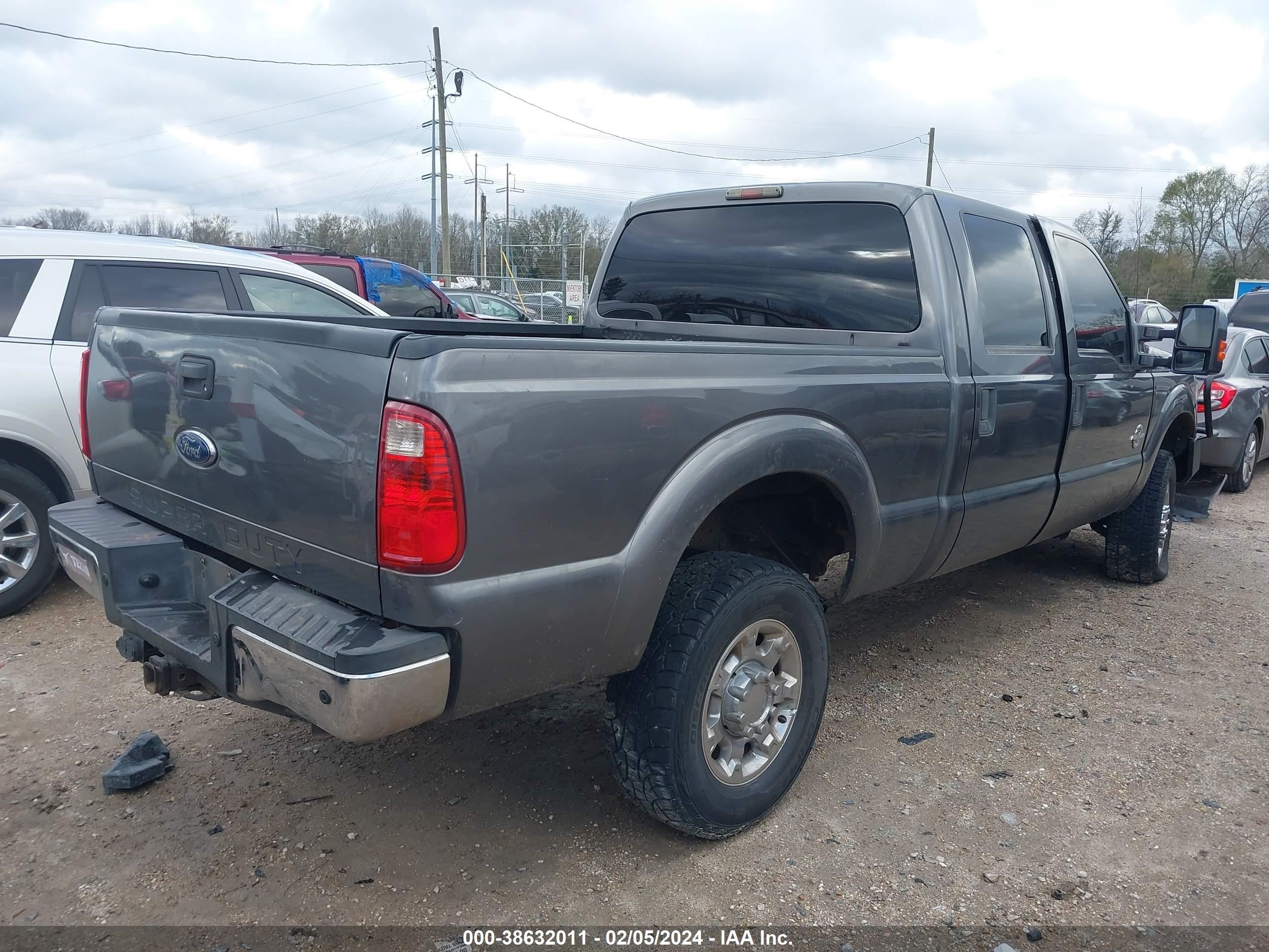 Photo 3 VIN: 1FT8W3BT7DEA55306 - FORD F350 