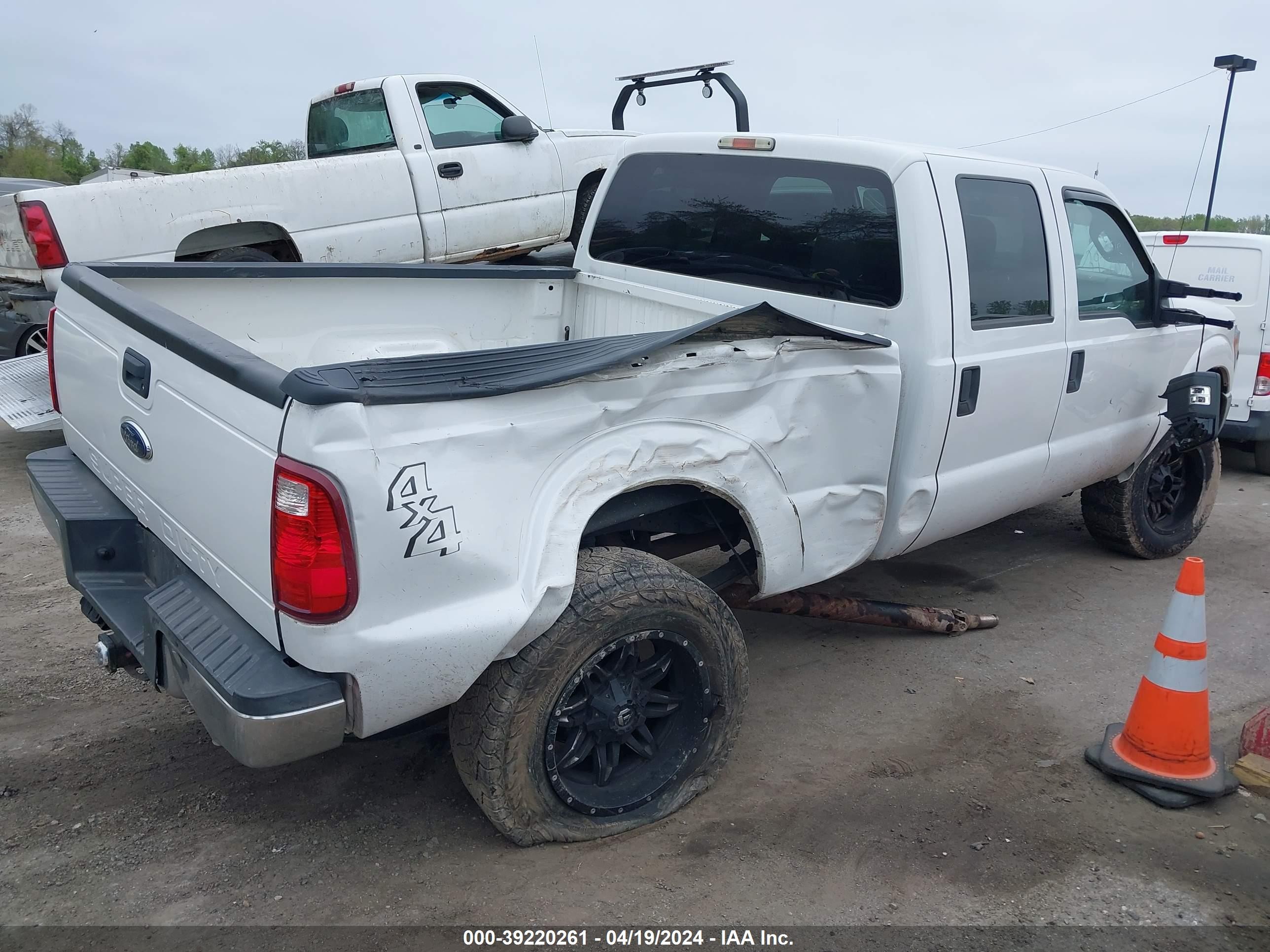 Photo 3 VIN: 1FT8W3BT7FEA43109 - FORD F350 