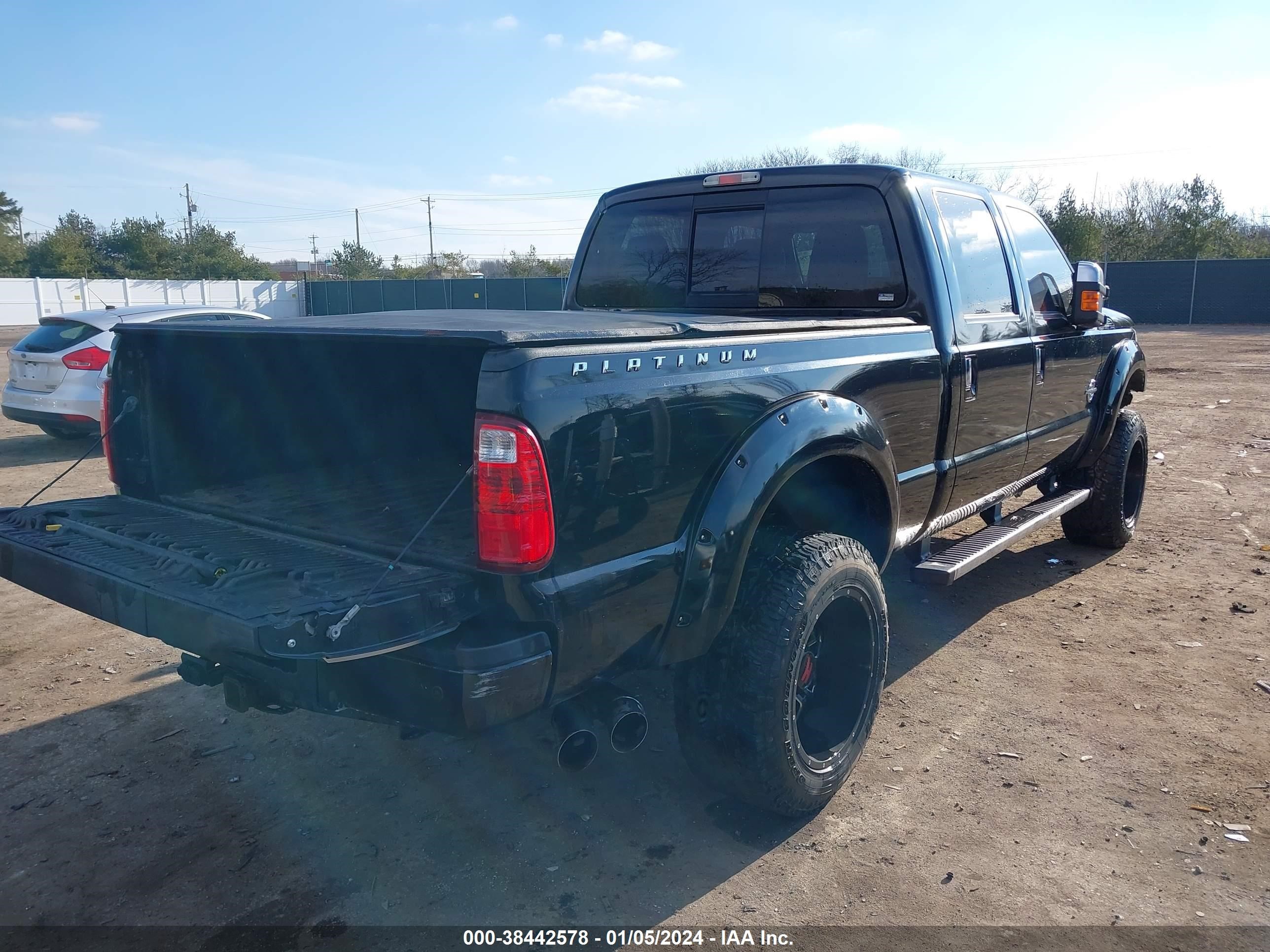 Photo 3 VIN: 1FT8W3BT8FEB73335 - FORD F350 