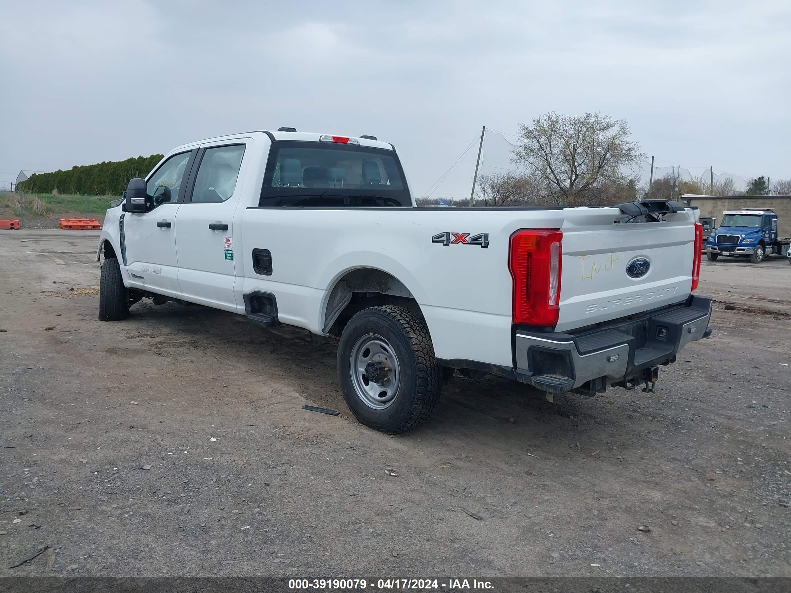 Photo 2 VIN: 1FT8W3BT8PEC64803 - FORD F350 