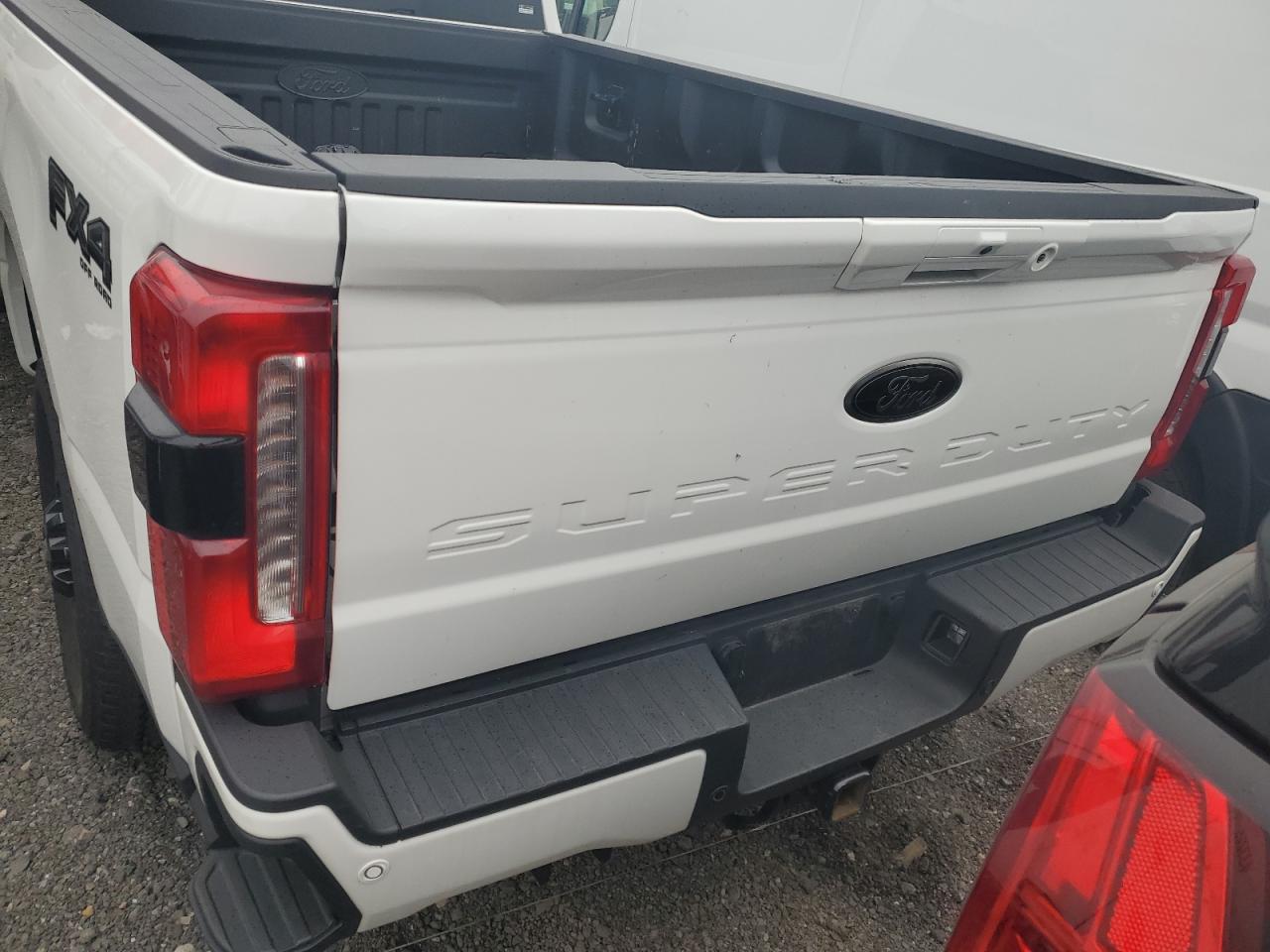 Photo 5 VIN: 1FT8W3BT8PED38558 - FORD F350 