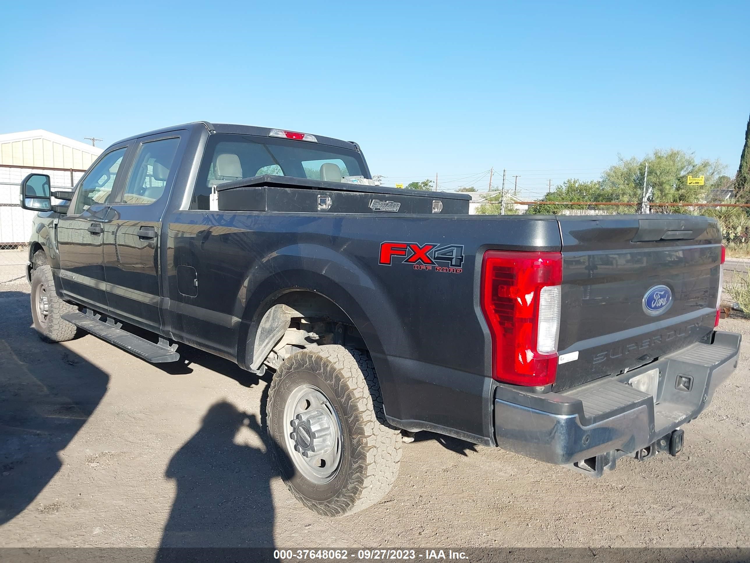 Photo 2 VIN: 1FT8W3BT9JEB40045 - FORD F350 