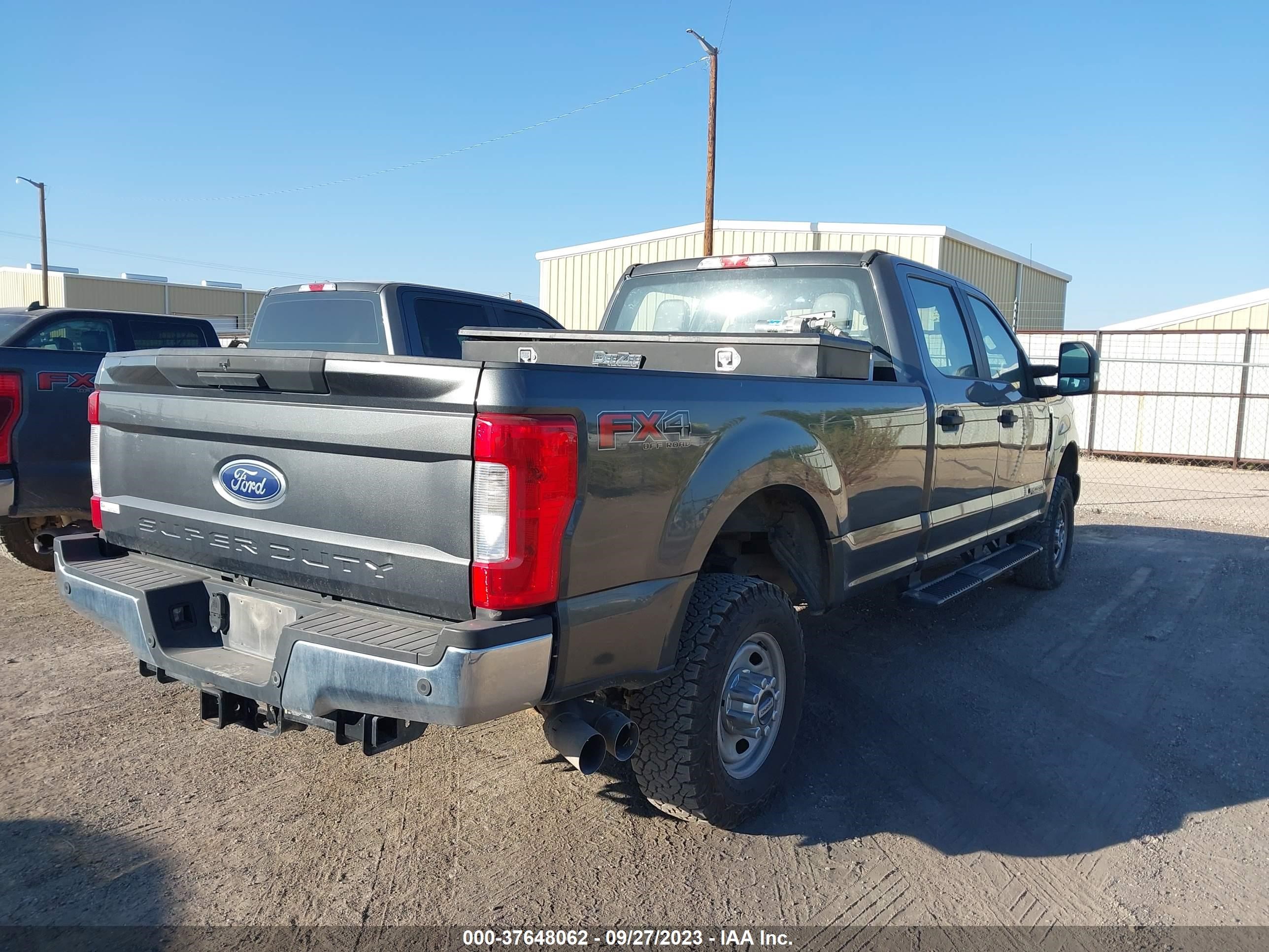 Photo 3 VIN: 1FT8W3BT9JEB40045 - FORD F350 