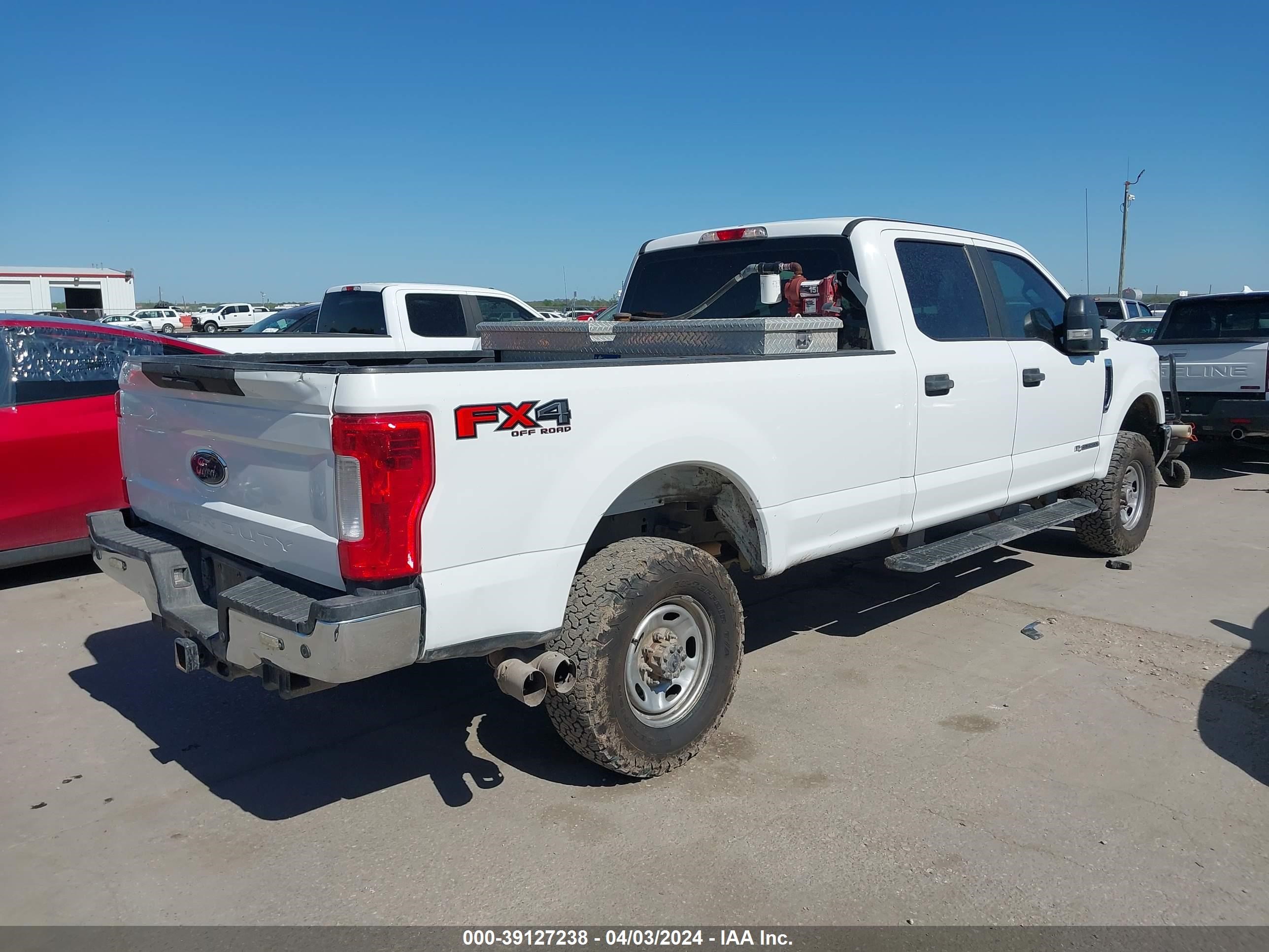 Photo 3 VIN: 1FT8W3BT9JEC12295 - FORD F350 